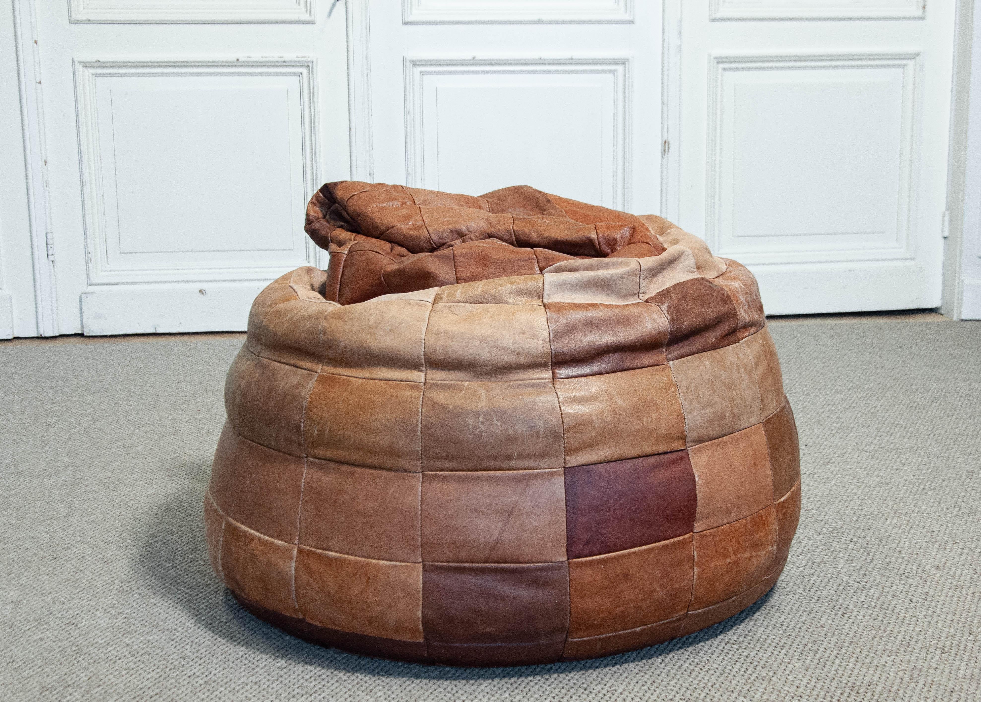 Pouf in pelle de Sede, Bean Bag degli anni '70. Questo pezzo iconico presenta una splendida patina e un caratteristico design patchwork, che aggiunge carattere e calore a qualsiasi interno.