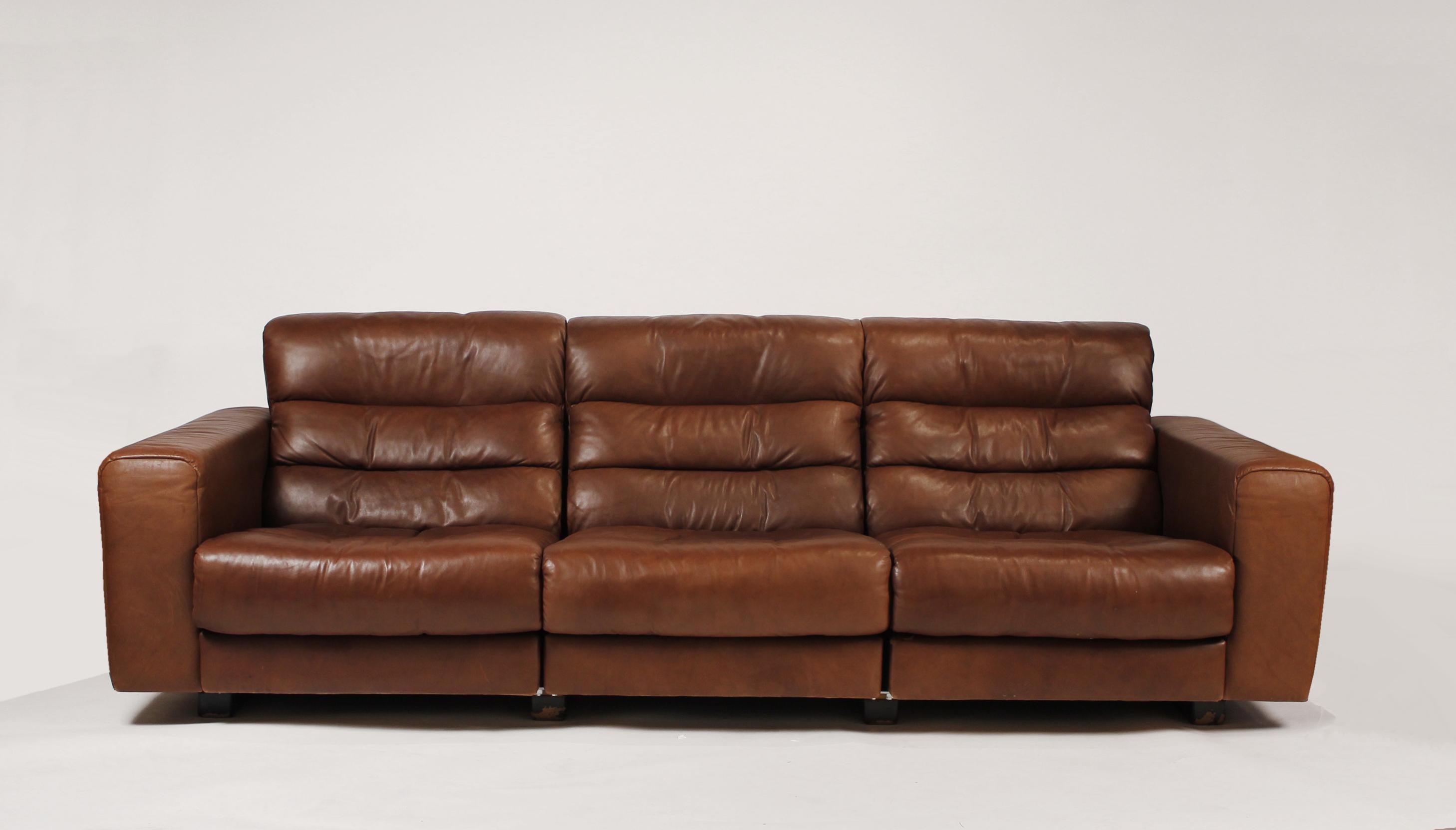 Rare, early 1970s 'De Sede of Switzerland' reclining sofa upholstered in the original chocolate buffalo hide leather. This sofa is in exceptional condition and was very seldomly used by the original owners. It is very comfortable and is suitable for