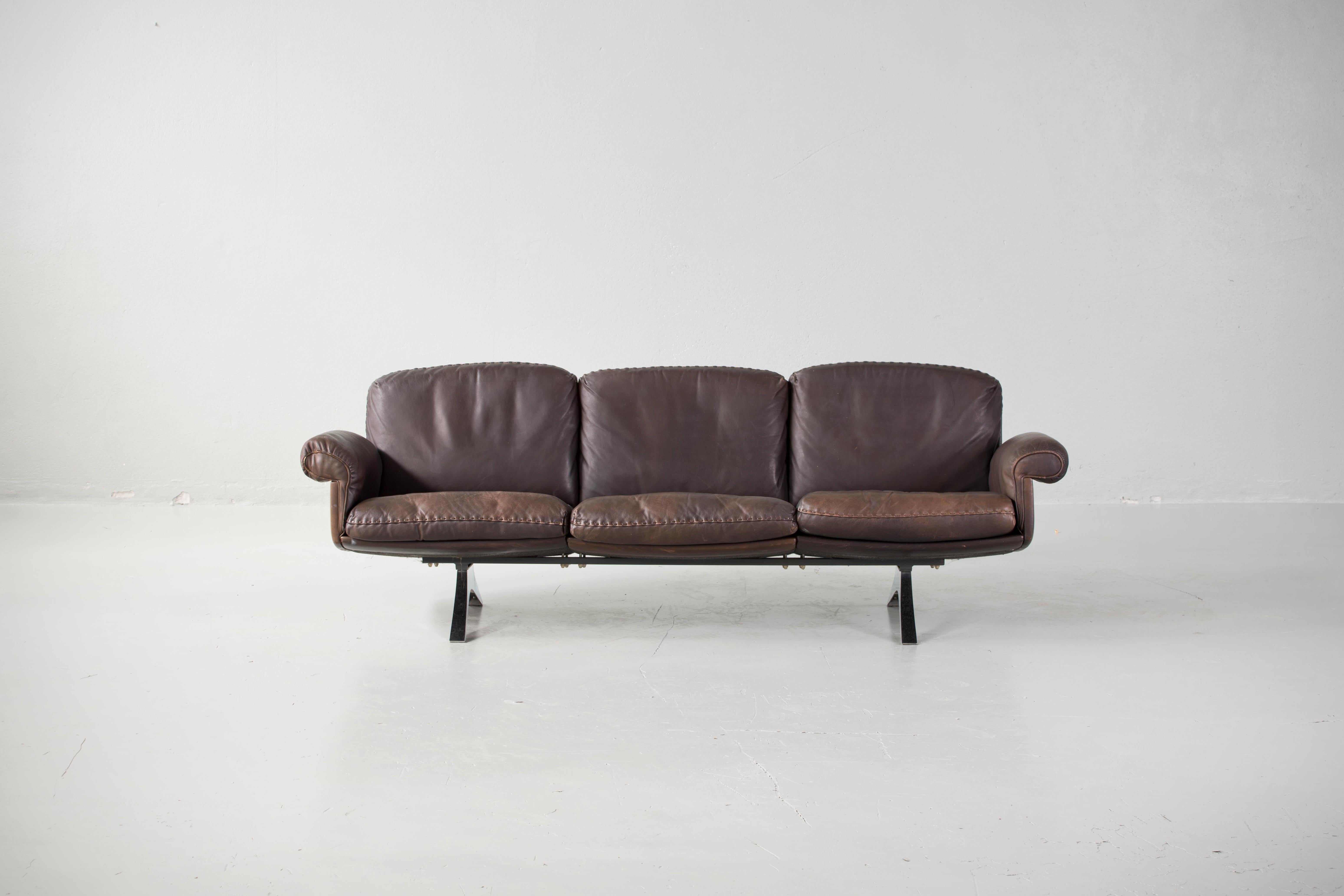 Three-seat sofa model DS31 from the Swiss luxury manufacturer De Sede, Switzerland 1970’s. 
Stunning cognac aniline leather with whipstitch edge detail standing on a brushed aluminum base. Extremely comfortable and in good original vintage