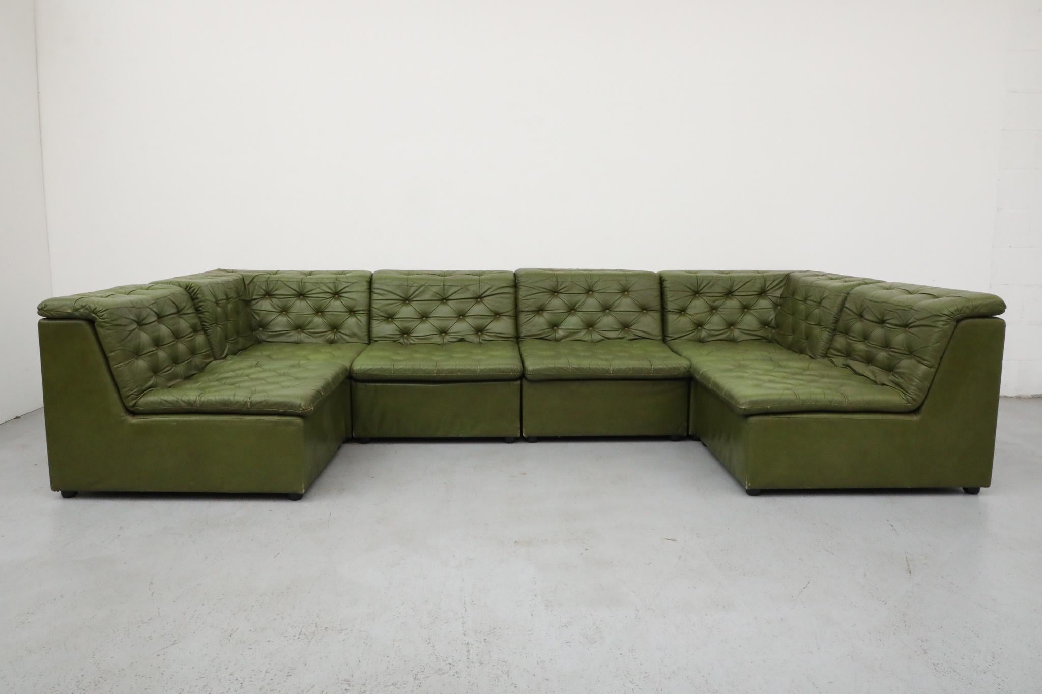 Ein wirklich lustiges und einladendes grünes getuftetes Ledersofa im Stil der 1970er Jahre von De Sede. Dieses vielseitige Möbelstück bietet eine außergewöhnliche Flexibilität bei der Einrichtung eines Lounge-Bereichs. Es besteht aus sechs