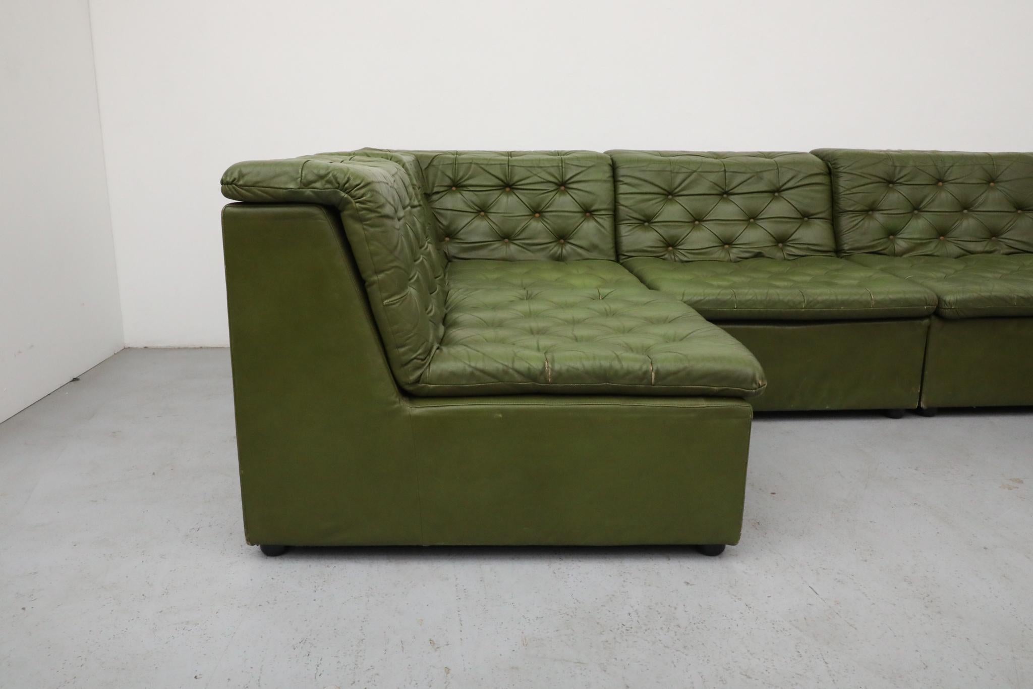 1970er de Sede Style Grünes getuftetes Leder Modulares Sektionssofa (Ende des 20. Jahrhunderts) im Angebot
