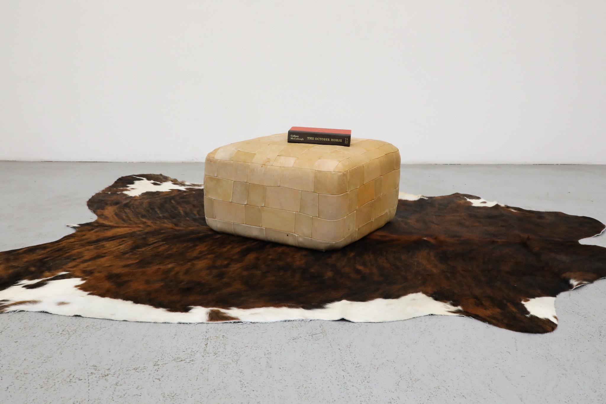 Splendido pouf quadrato olandese del Mid-Century degli anni '70. Questo pezzo presenta un design unico e lussuoso che richiama alla mente il design utilizzato dal produttore svizzero di mobili in pelle di lusso De Sede, con un design patchwork