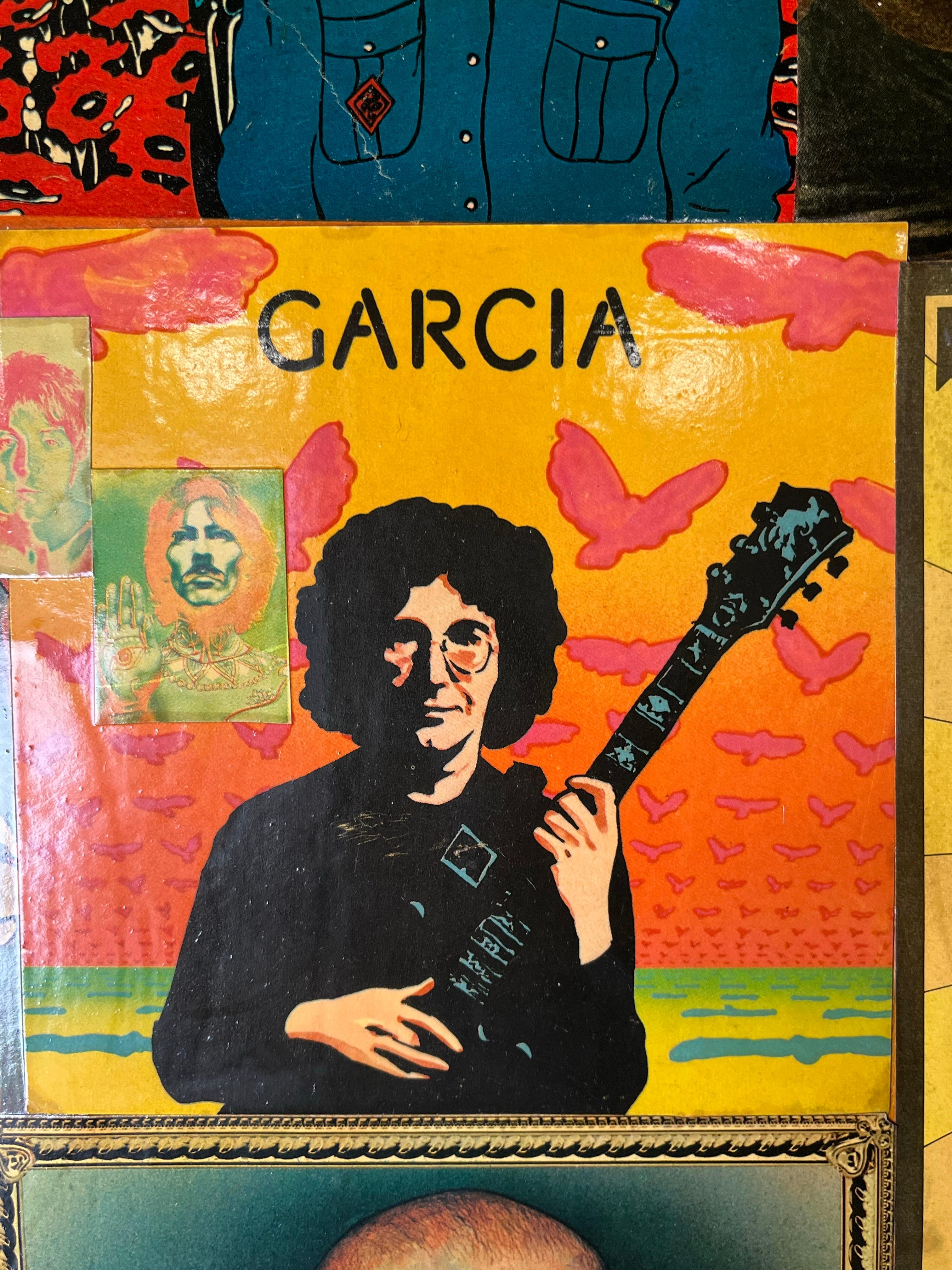 Splendida coppia di porte da armadio americane. Decoupage  porte con immagini iconiche della Pop Art che catturano un'epoca passata. Infinite immagini che ritraggono tutto ciò che riguarda gli anni '70, dalla musica alla politica. Molti dei