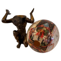 Figura decorativa di Atlante degli anni '70 con uovo di struzzo e motivo raffigurante una mappa del mondo in stile antico