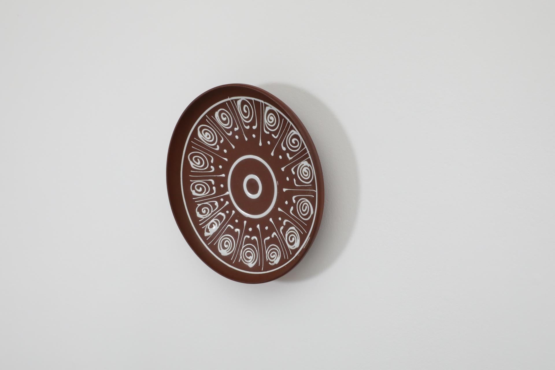 Plato decorativo colgante de loza roja estilo Hannie Mein, años 70 Moderno de mediados de siglo en venta