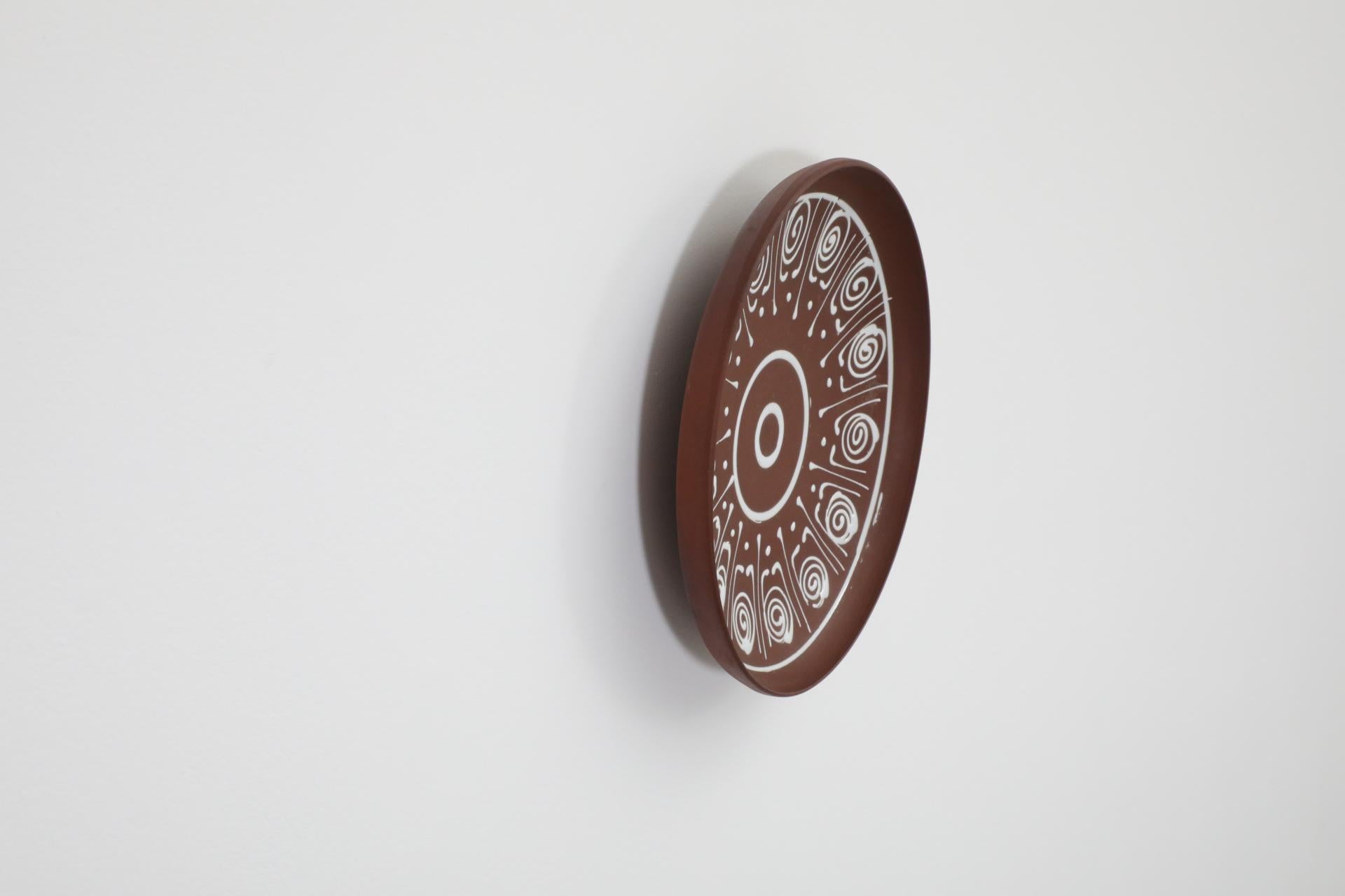 Plato decorativo colgante de loza roja estilo Hannie Mein, años 70 Holandés en venta