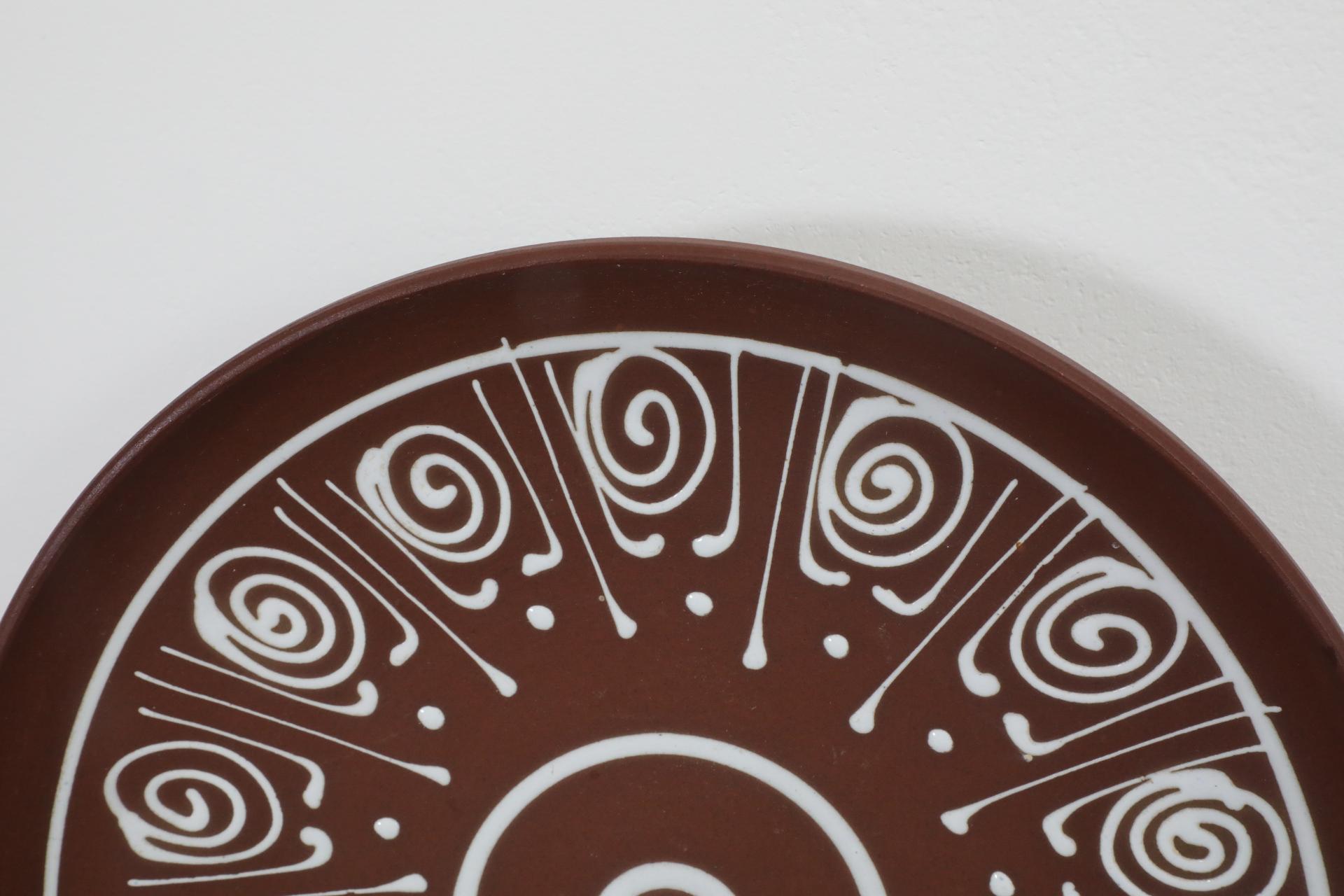 Plato decorativo colgante de loza roja estilo Hannie Mein, años 70 Glaseado en venta