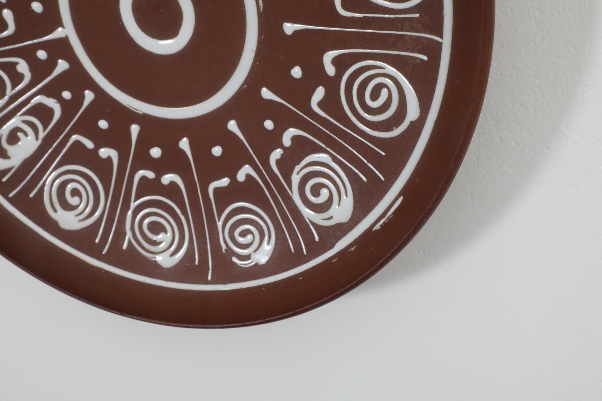 Plato decorativo colgante de loza roja estilo Hannie Mein, años 70 en Bueno estado para la venta en Los Angeles, CA