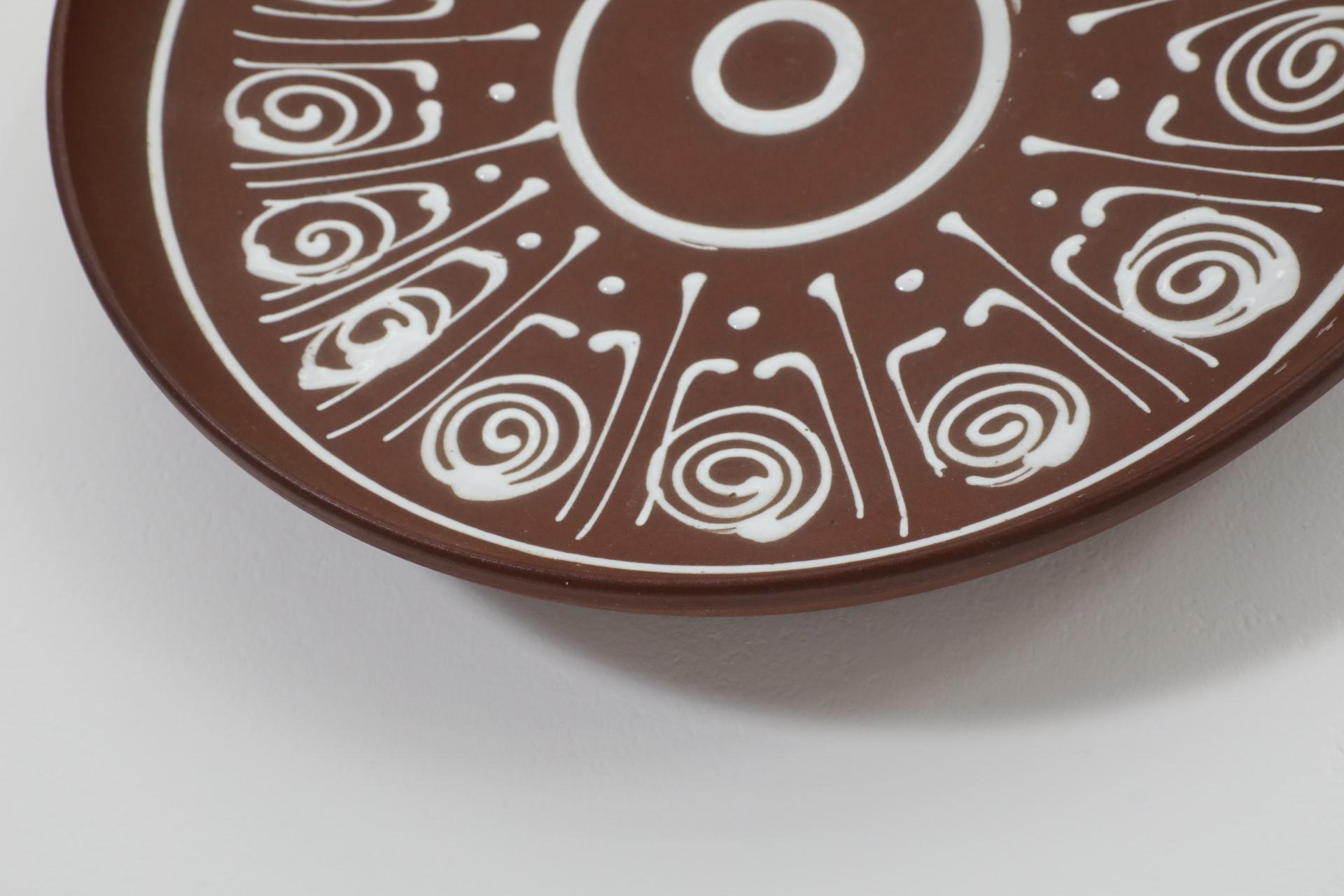 Plato decorativo colgante de loza roja estilo Hannie Mein, años 70 siglo XX en venta