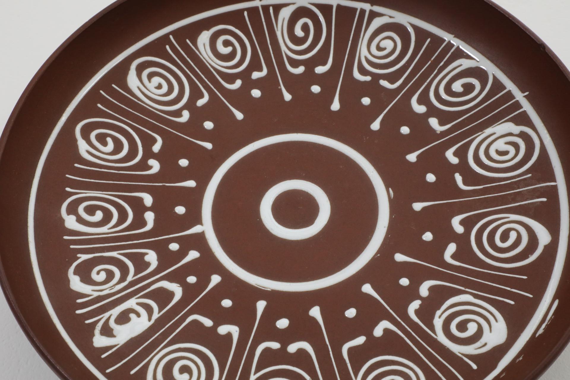 Plato decorativo colgante de loza roja estilo Hannie Mein, años 70 Cerámico en venta