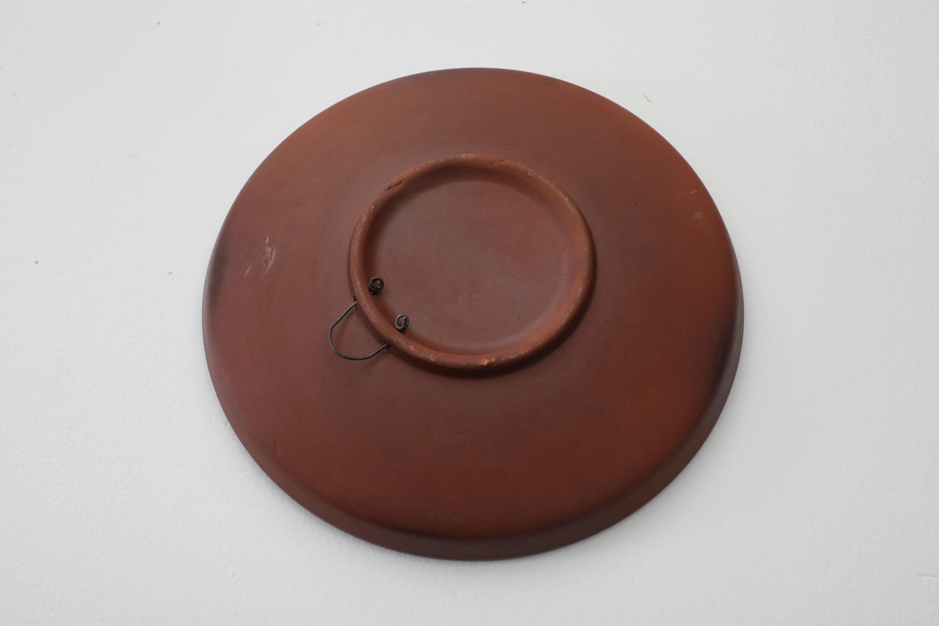Plato decorativo colgante de loza roja estilo Hannie Mein, años 70 en venta 1