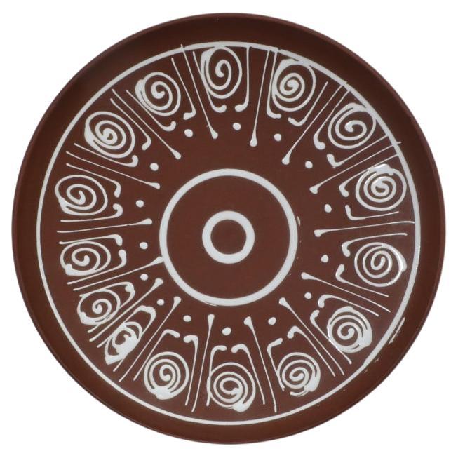 Plato decorativo colgante de loza roja estilo Hannie Mein, años 70 en venta