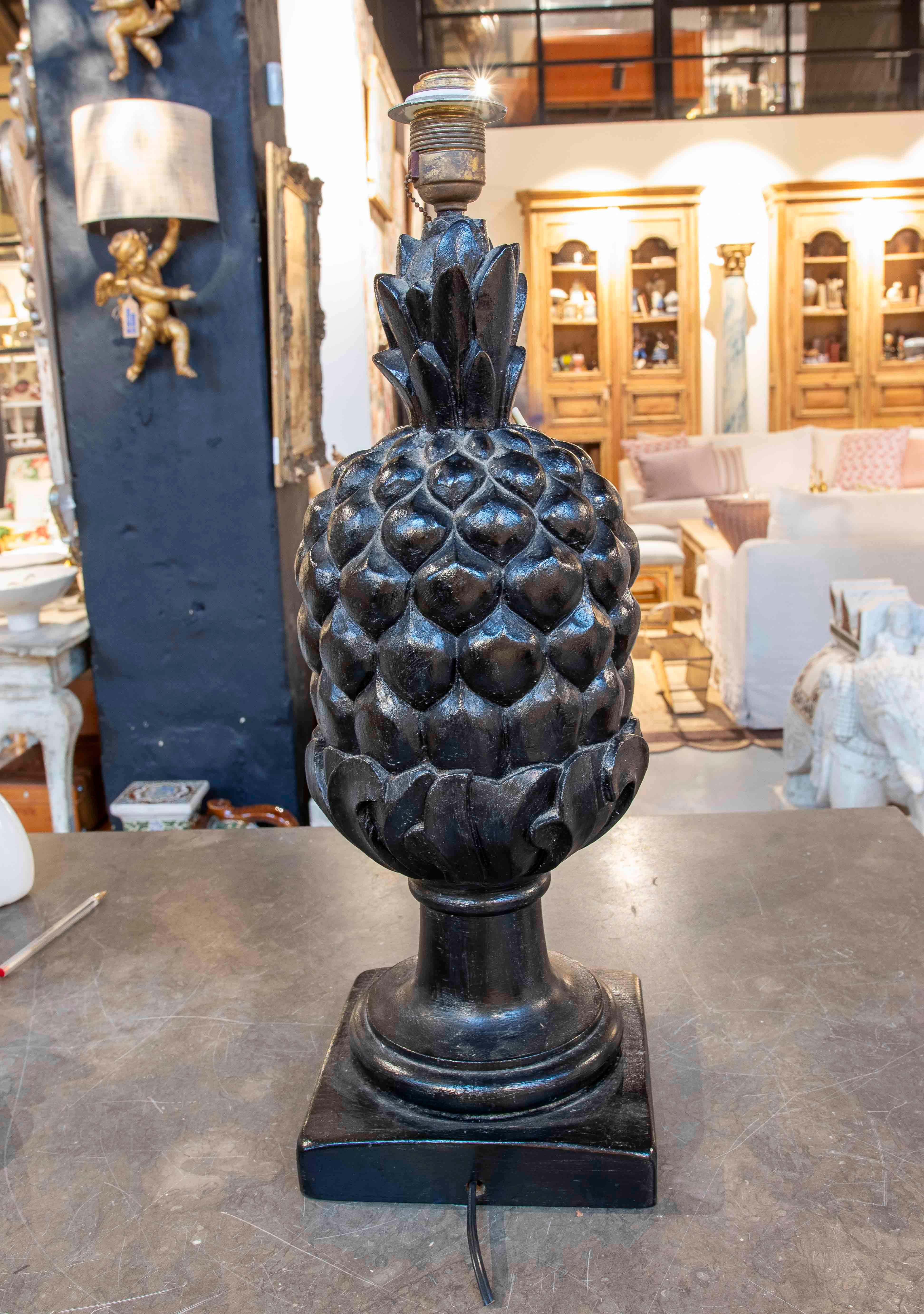 Sculpté à la main Lampe décorative des années 1970 avec base en forme d'ananas noir en vente