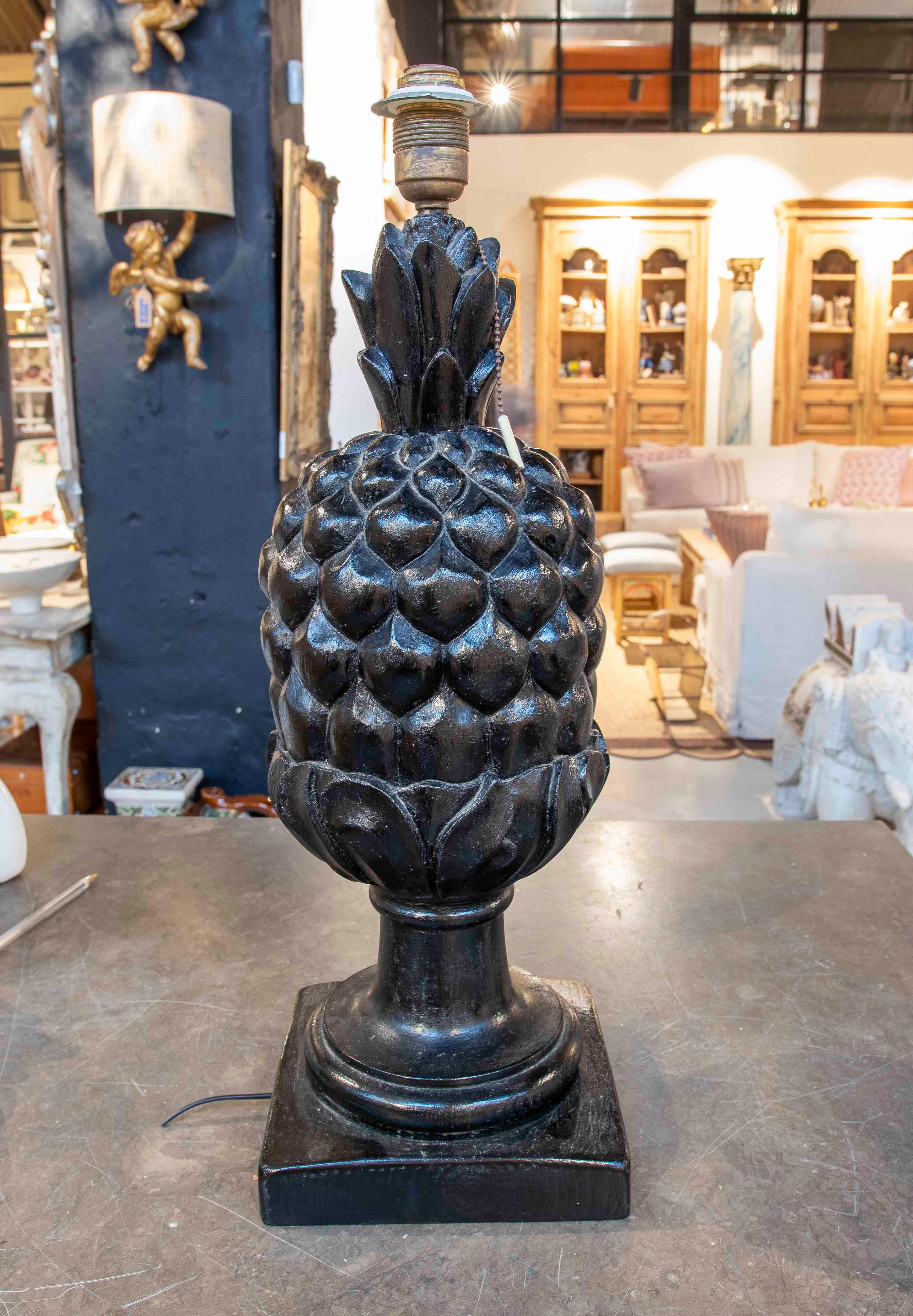20ième siècle Lampe décorative des années 1970 avec base en forme d'ananas noir en vente
