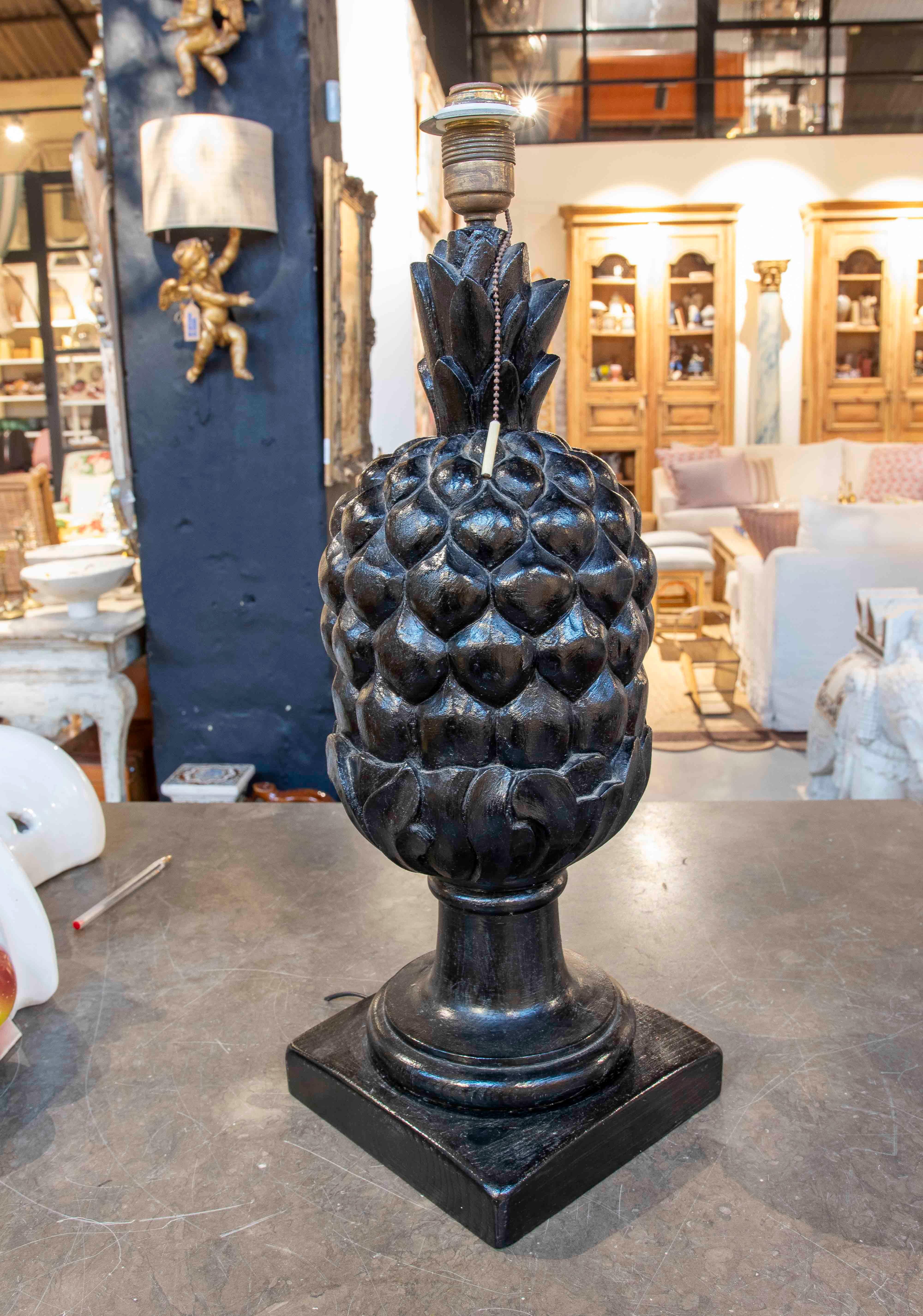 Bois Lampe décorative des années 1970 avec base en forme d'ananas noir en vente