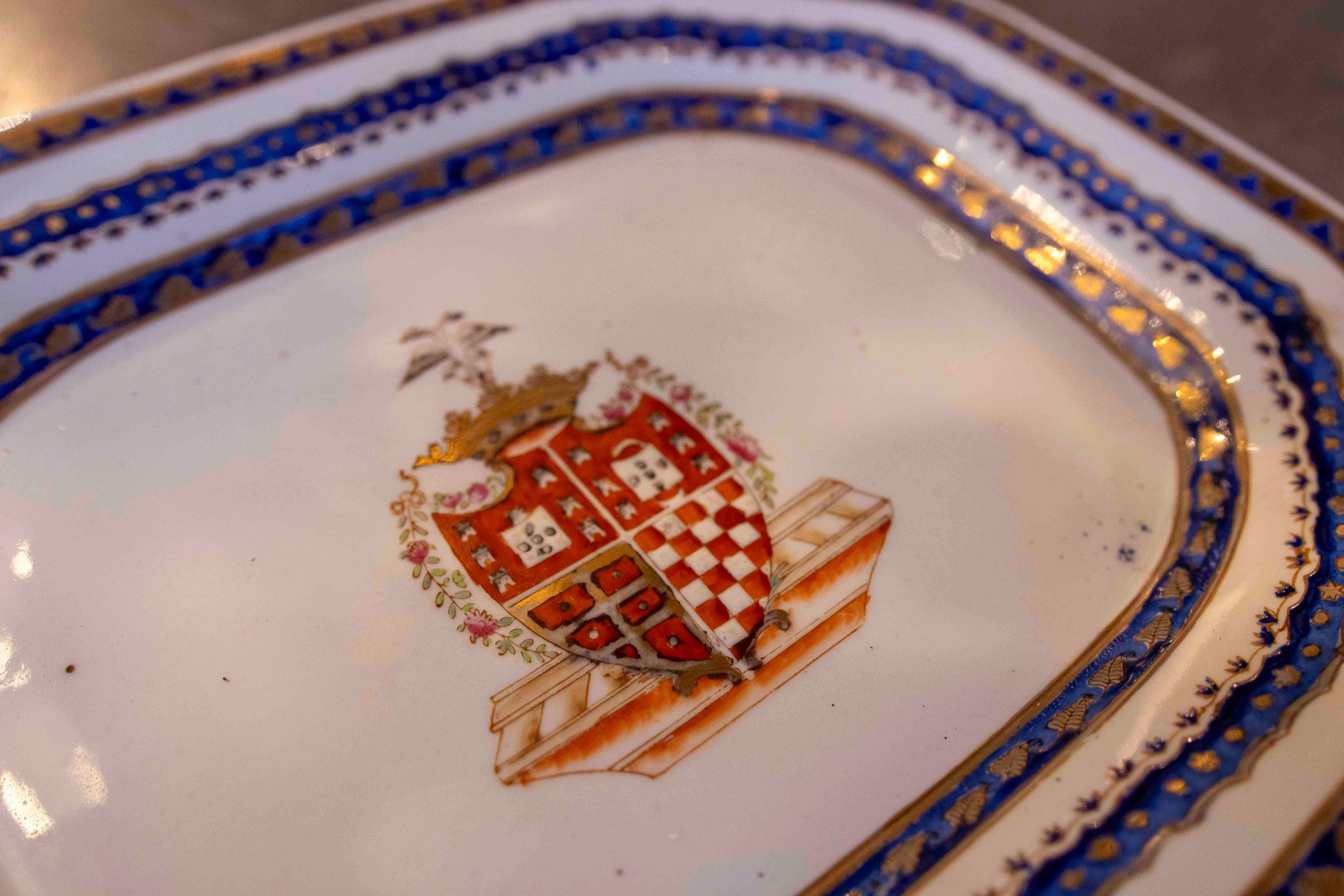 Assiette décorative des années 1970 comportant des armoiries et un sceau de fabricant en vente 4