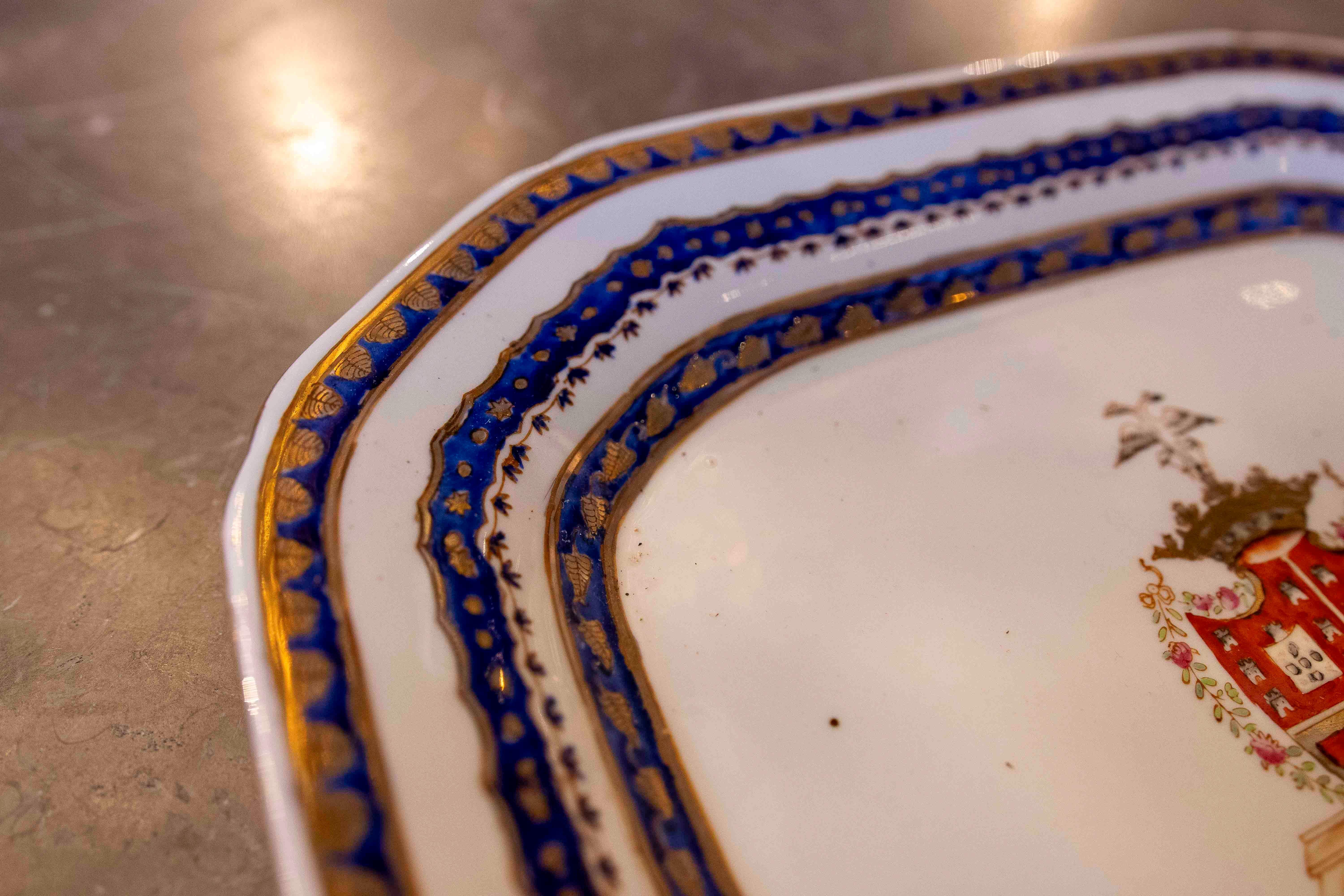 Assiette décorative des années 1970 comportant des armoiries et un sceau de fabricant en vente 5