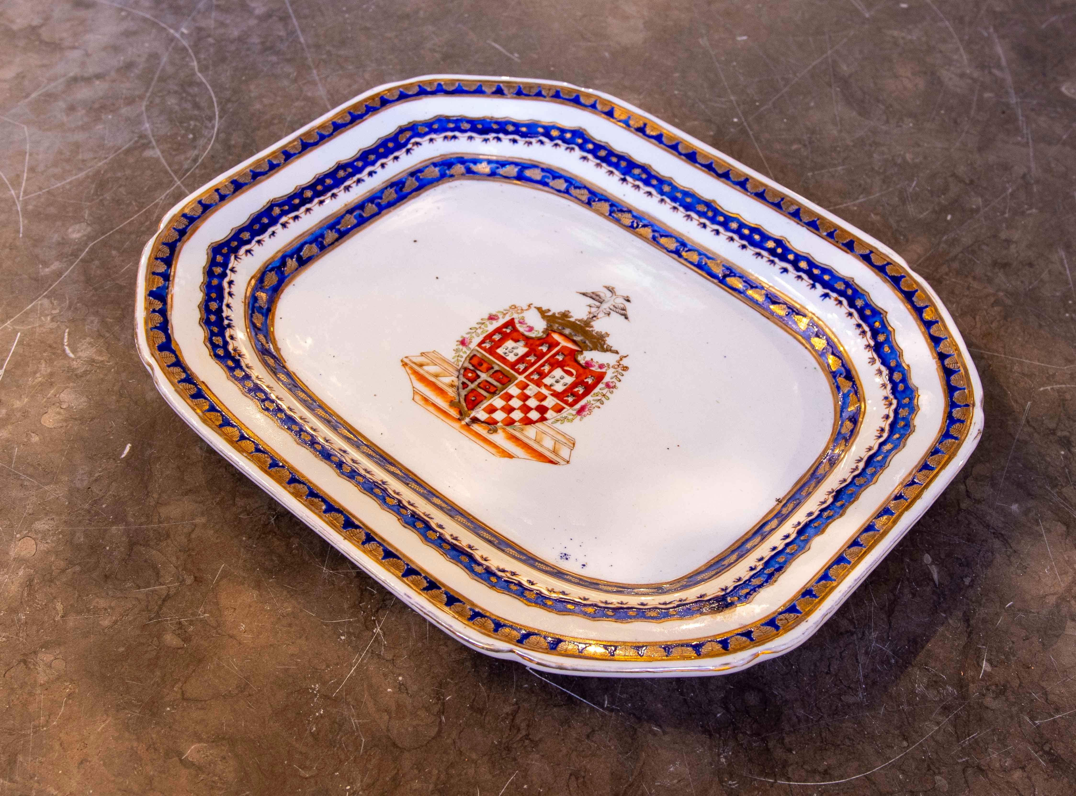 Européen Assiette décorative des années 1970 comportant des armoiries et un sceau de fabricant en vente