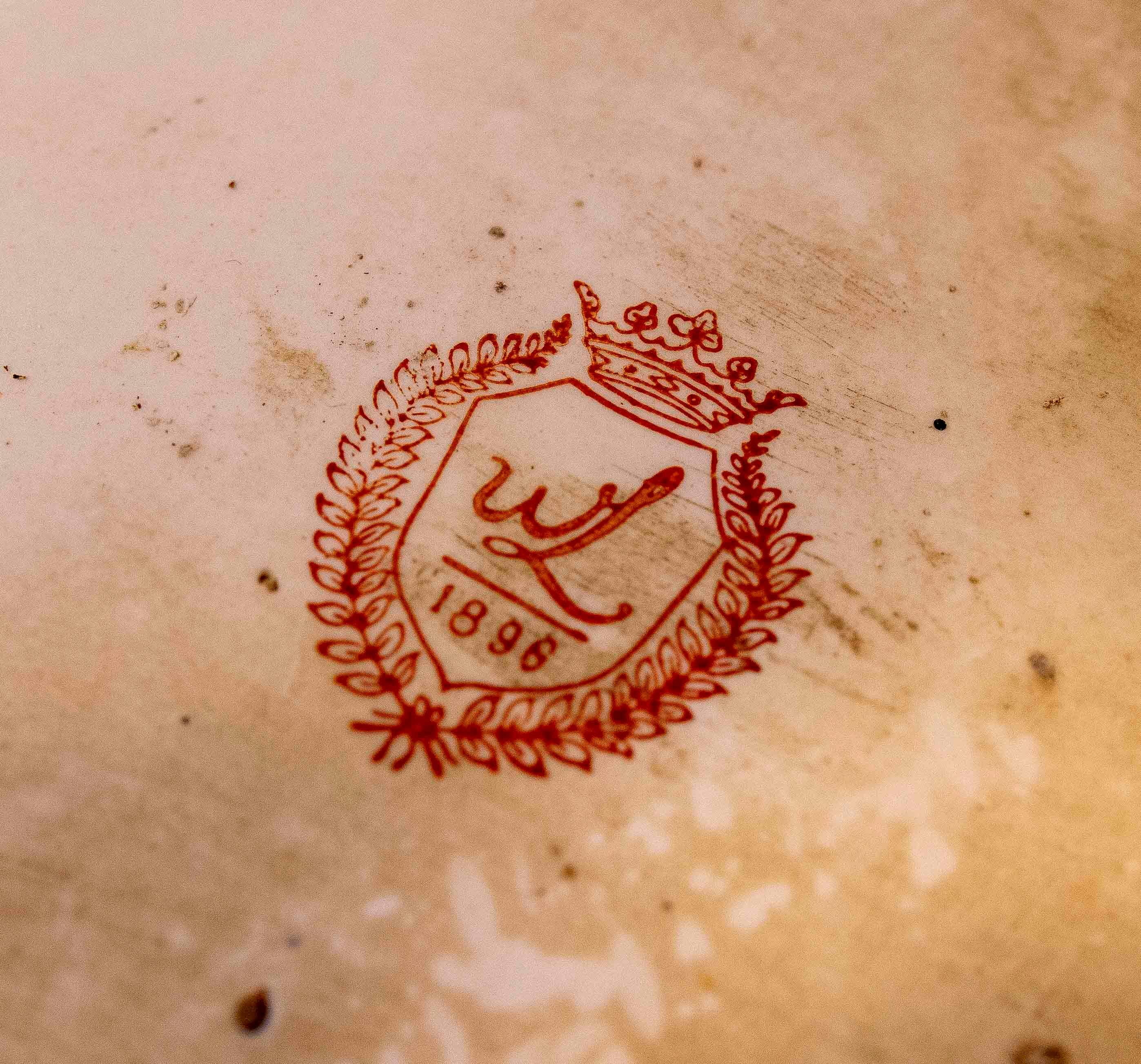 Assiette décorative des années 1970 comportant des armoiries et un sceau de fabricant en vente 1