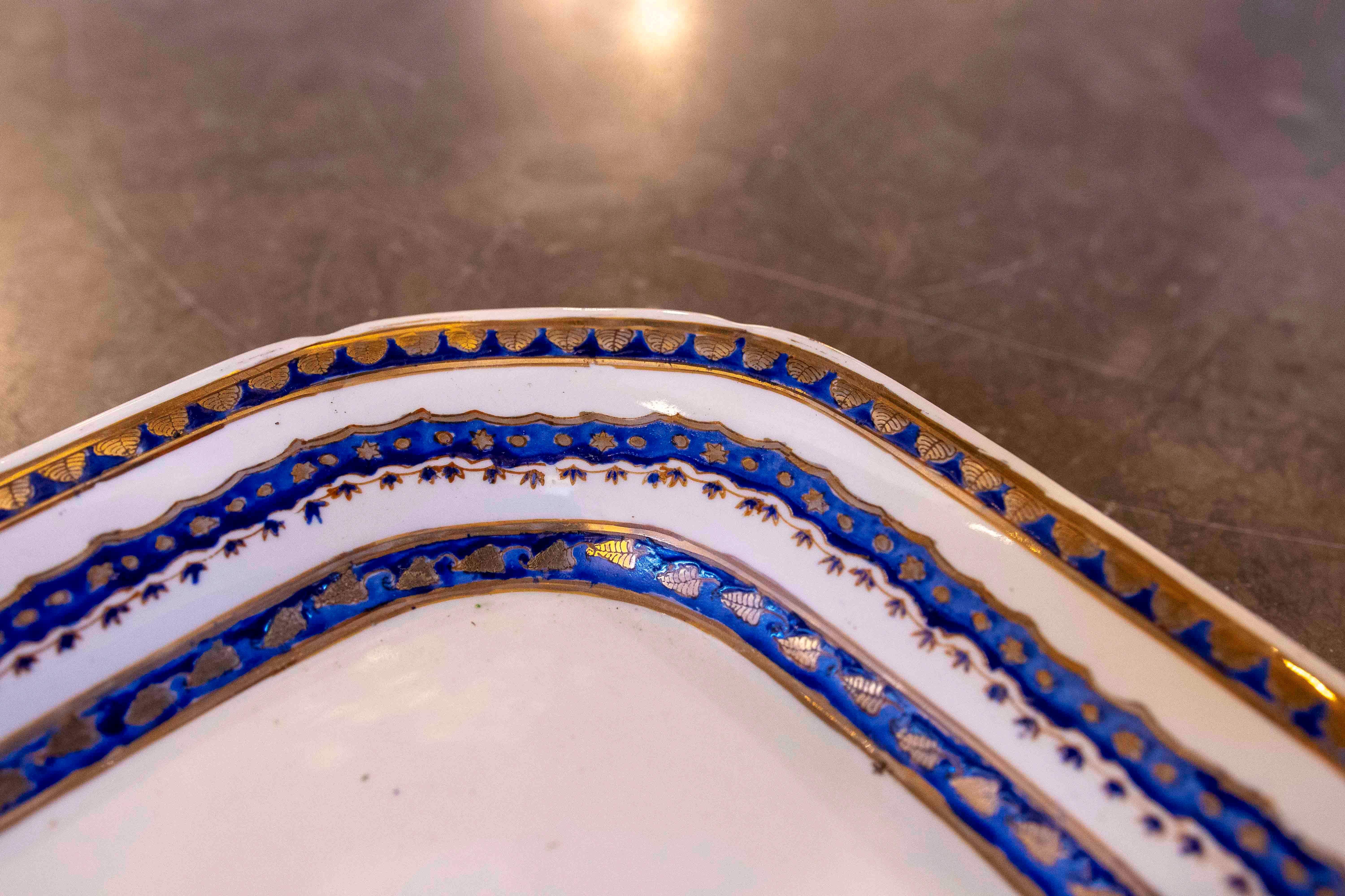 Assiette décorative des années 1970 comportant des armoiries et un sceau de fabricant en vente 3