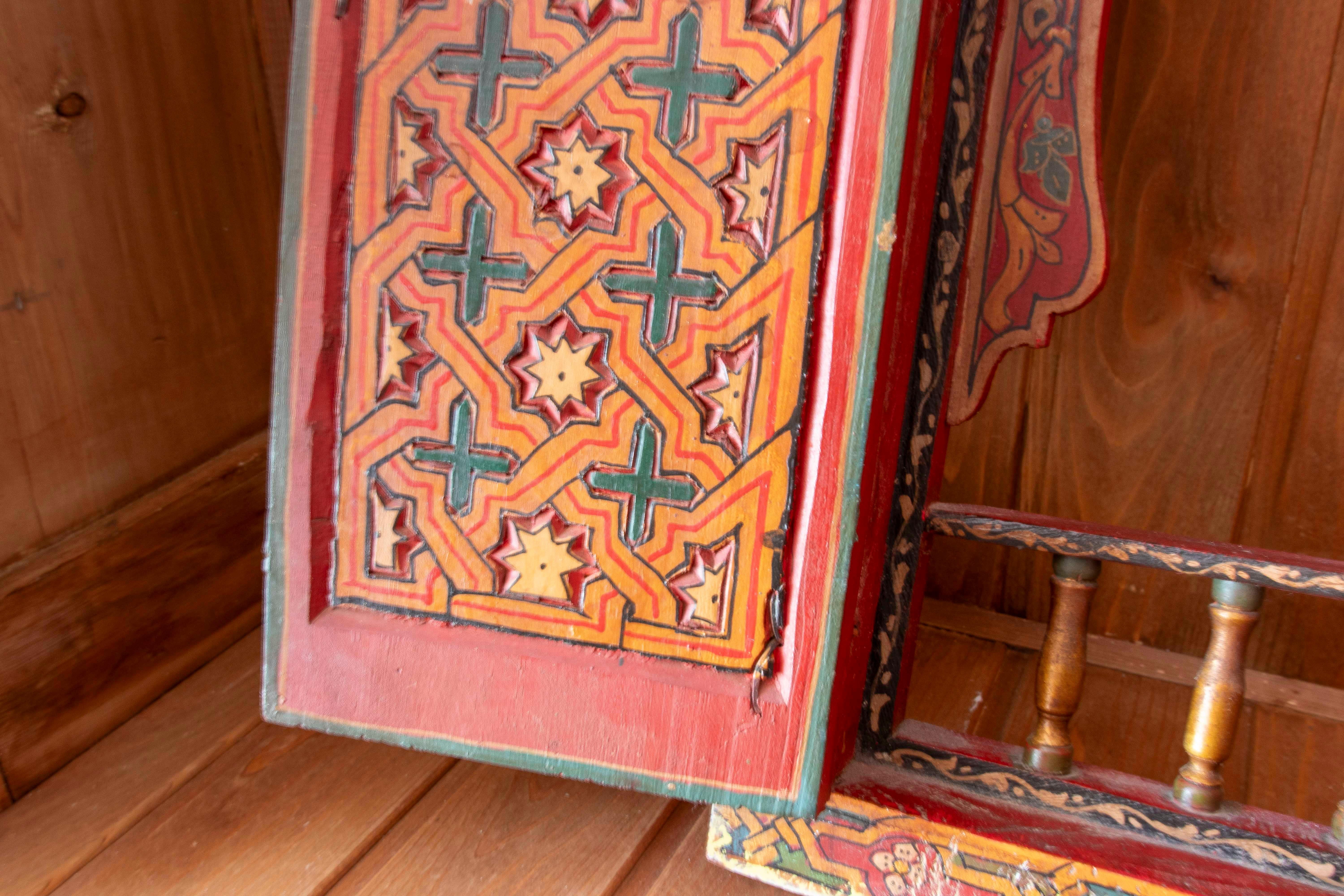 Fenêtre décorative en bois de style mauresque peinte à la main en rouge dans les années 1970 en vente 5