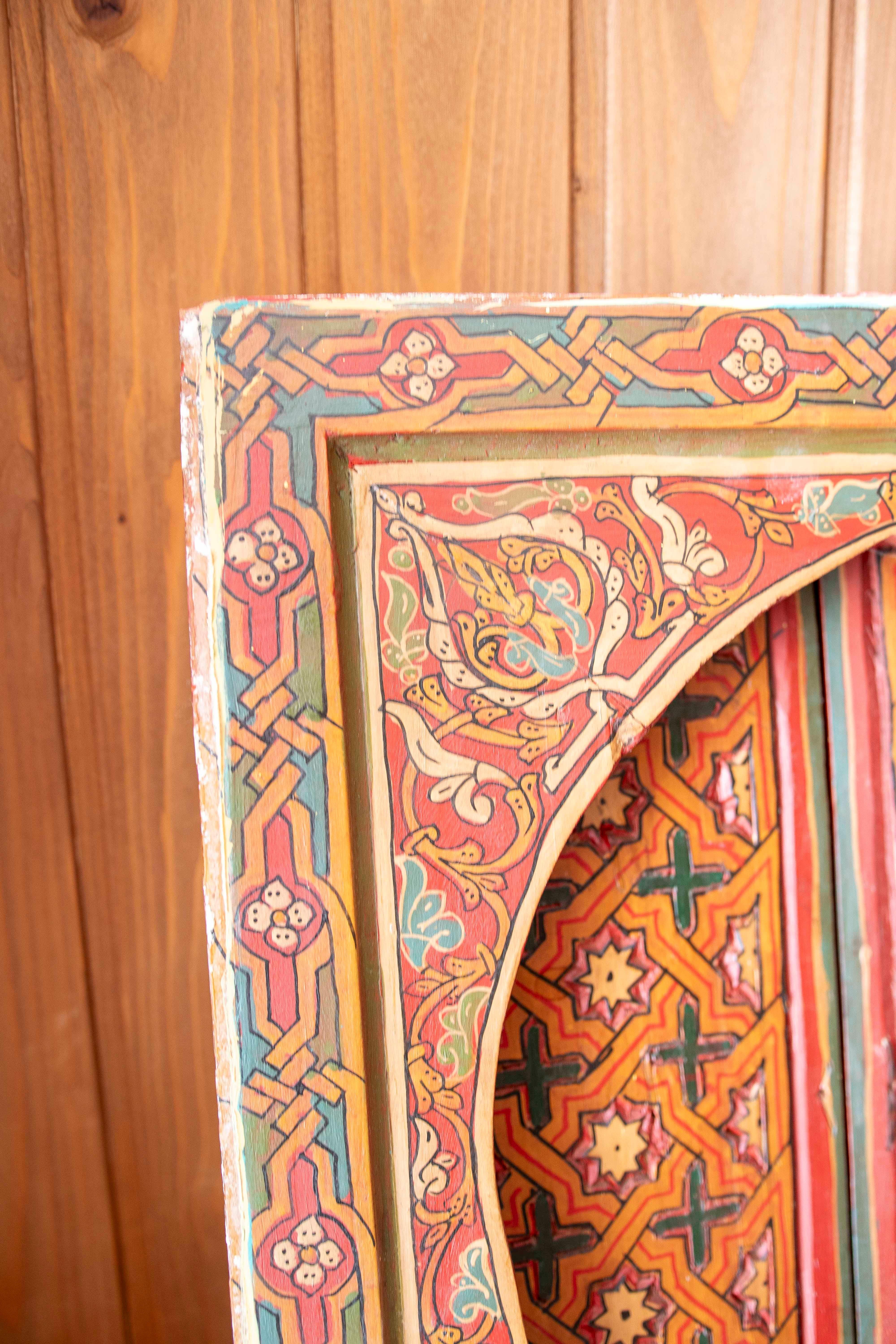 Fenêtre décorative en bois de style mauresque peinte à la main en rouge dans les années 1970 en vente 11