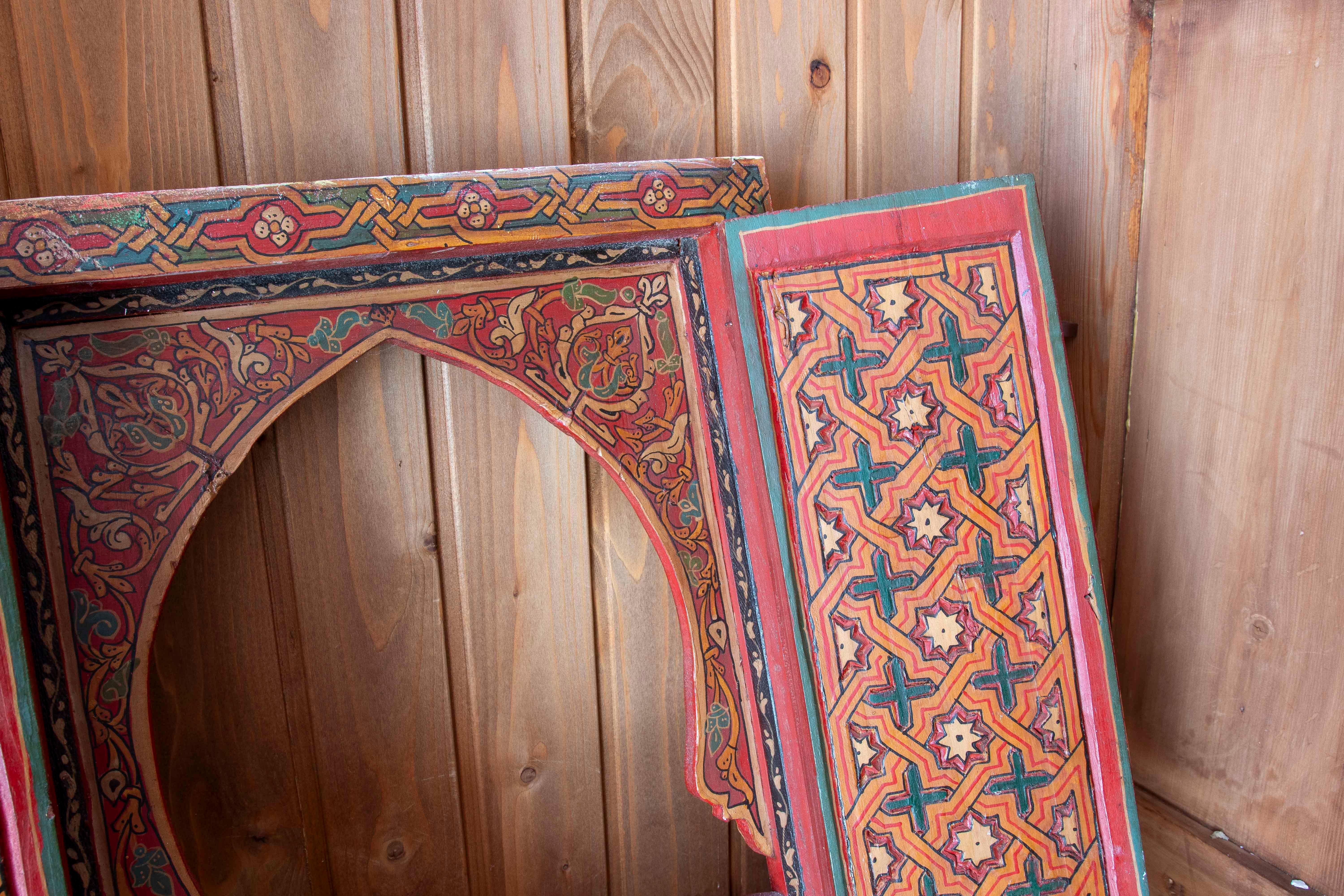 Fenêtre décorative en bois de style mauresque peinte à la main en rouge dans les années 1970 en vente 1