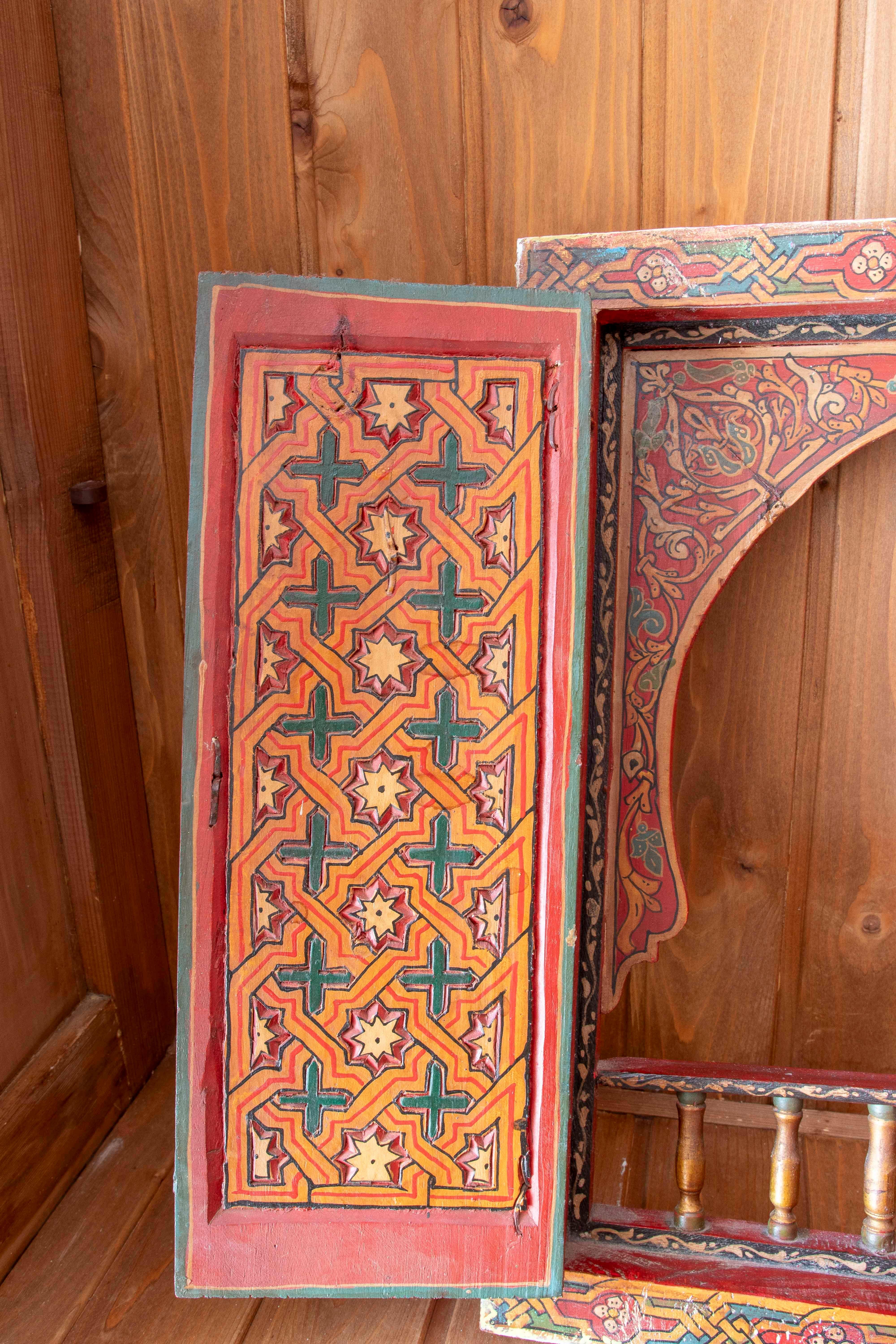 Fenêtre décorative en bois de style mauresque peinte à la main en rouge dans les années 1970 en vente 2