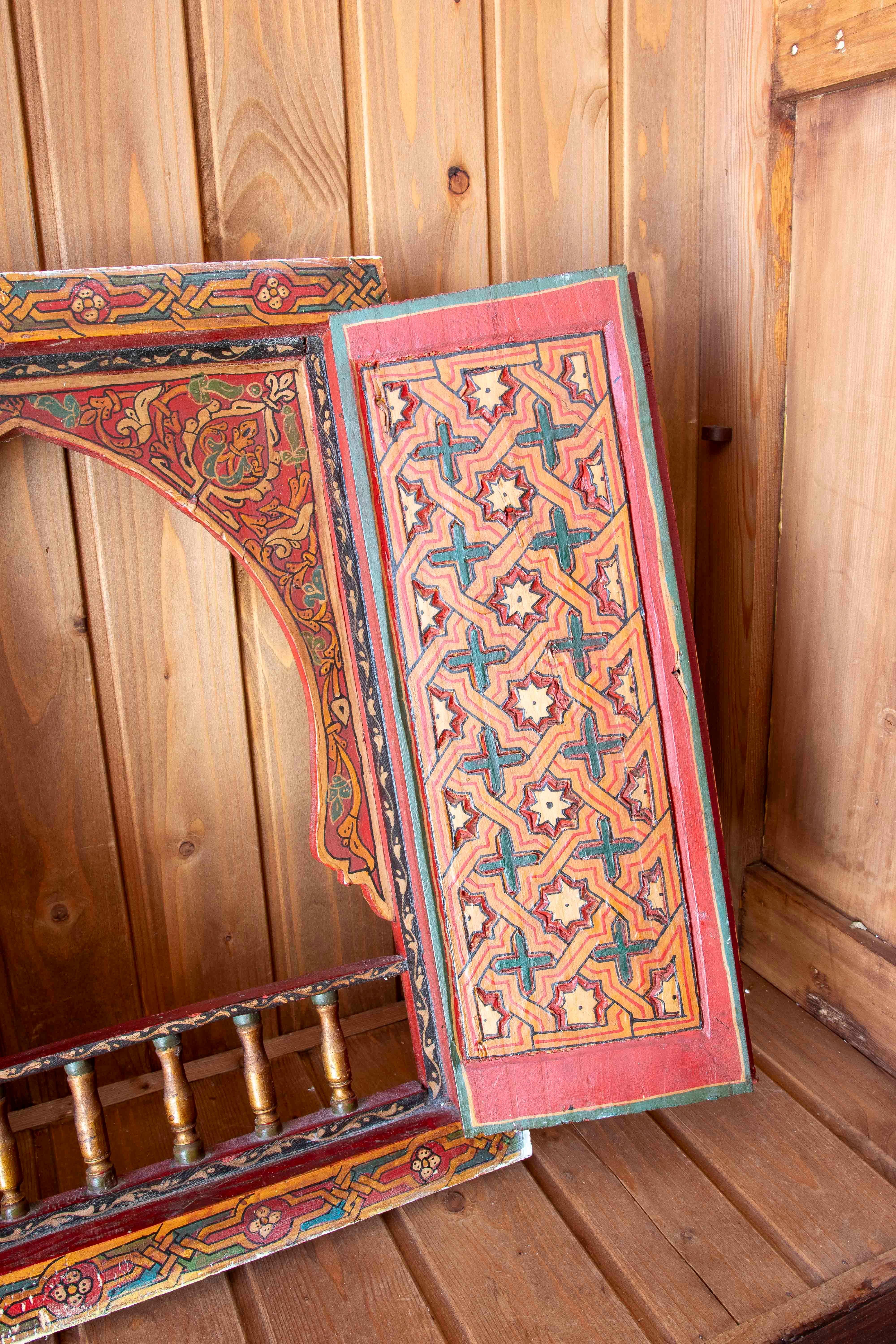 Fenêtre décorative en bois de style mauresque peinte à la main en rouge dans les années 1970 en vente 3