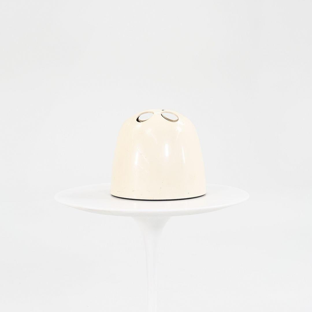 Il s'agit d'un porte-parapluies Dedalotto, conçu par Emma Gismondi Schweinberger pour Artemide en 1976. La pièce a été produite en Italie à la même époque. Il est doté d'une coque extérieure en plastique ABS ivoire et d'un insert en plastique noir