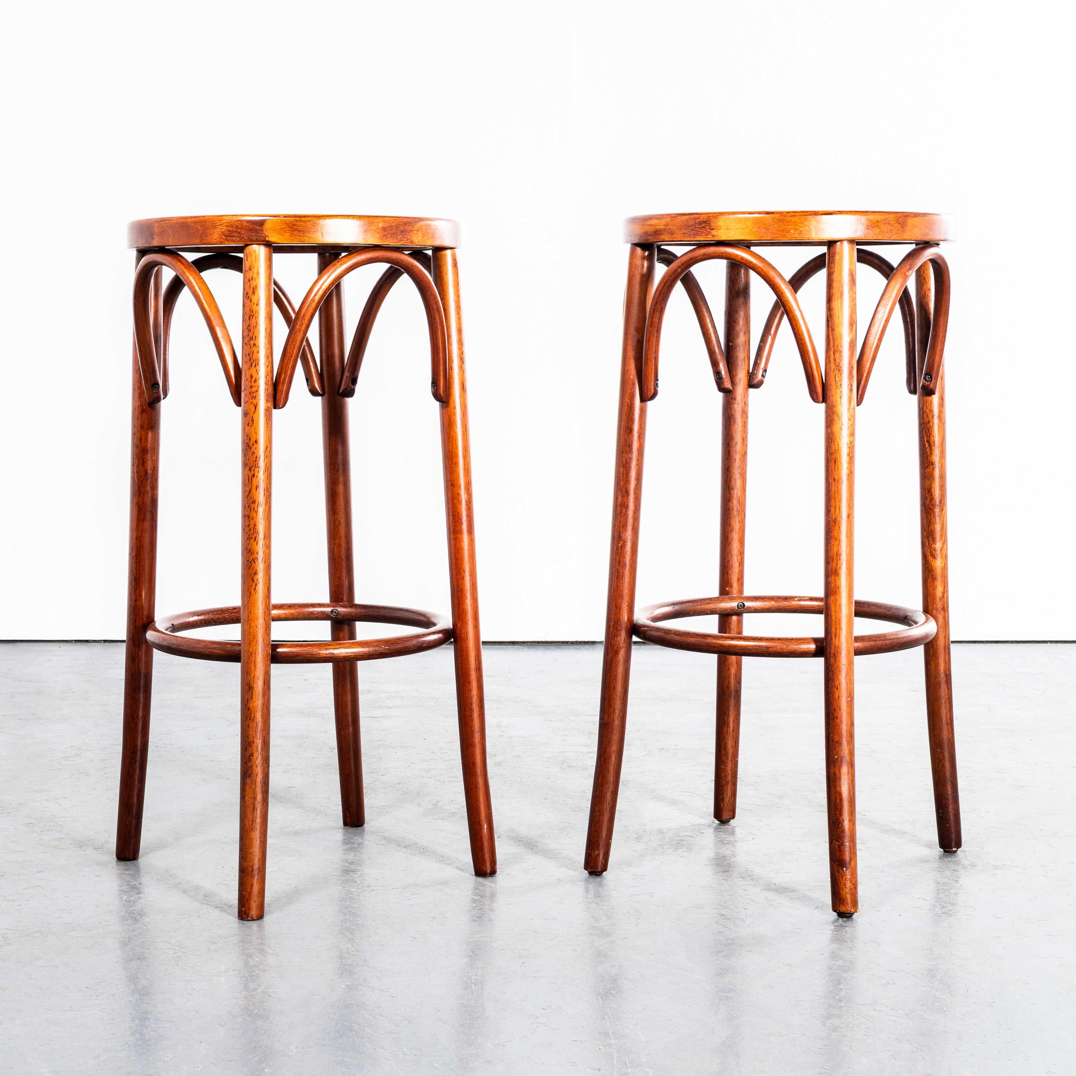 Paire de tabourets de bar en bois de canne couleur miel foncé des années 1970. 

Les tabourets ont été fabriqués en Europe de l'Est à partir de hêtre massif cintré à la vapeur. Ils sont d'une jolie teinte miel foncé et sont en excellent état. Les