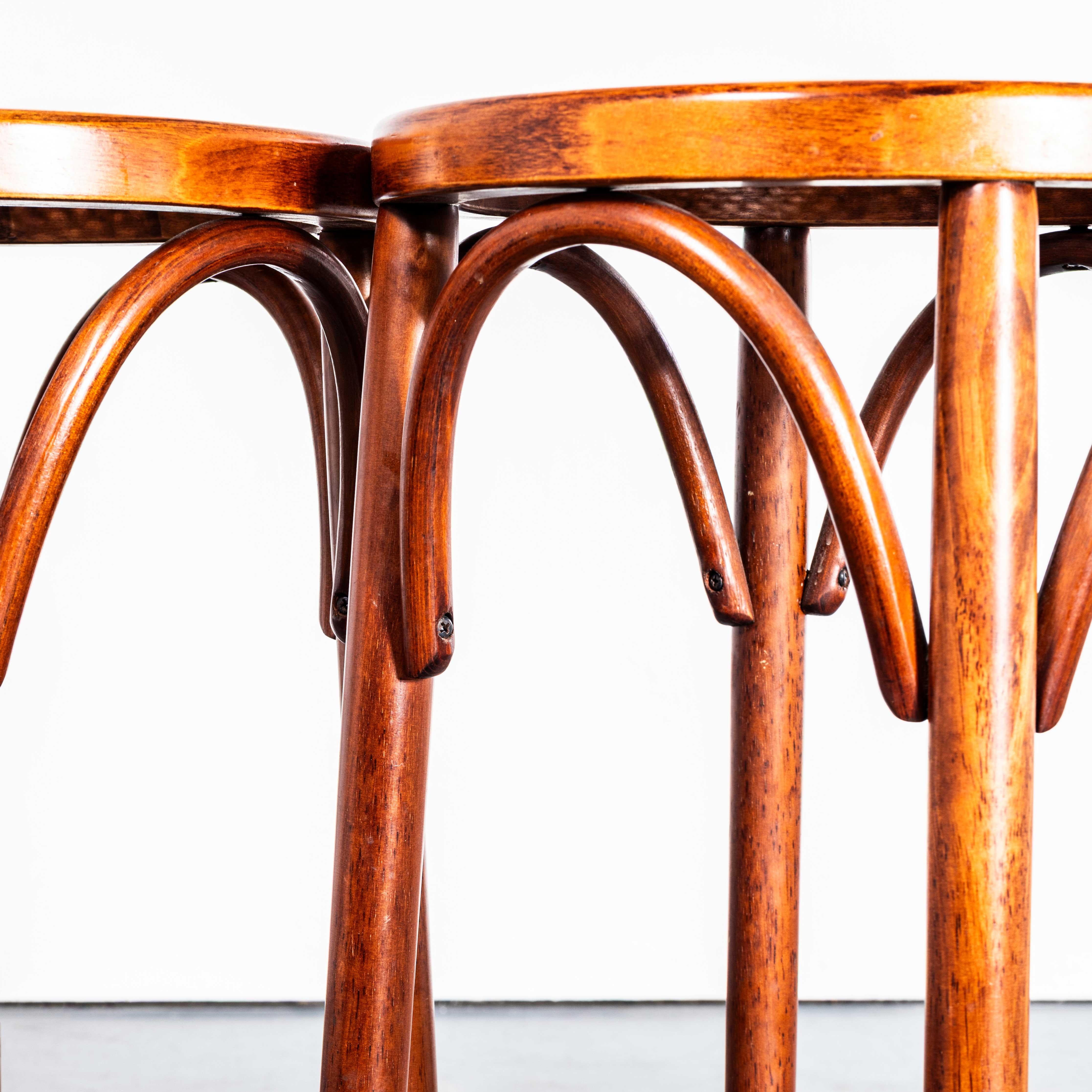 Paire de tabourets de bar en bois de canne couleur miel foncé des années 1970 Bon état - En vente à Hook, Hampshire