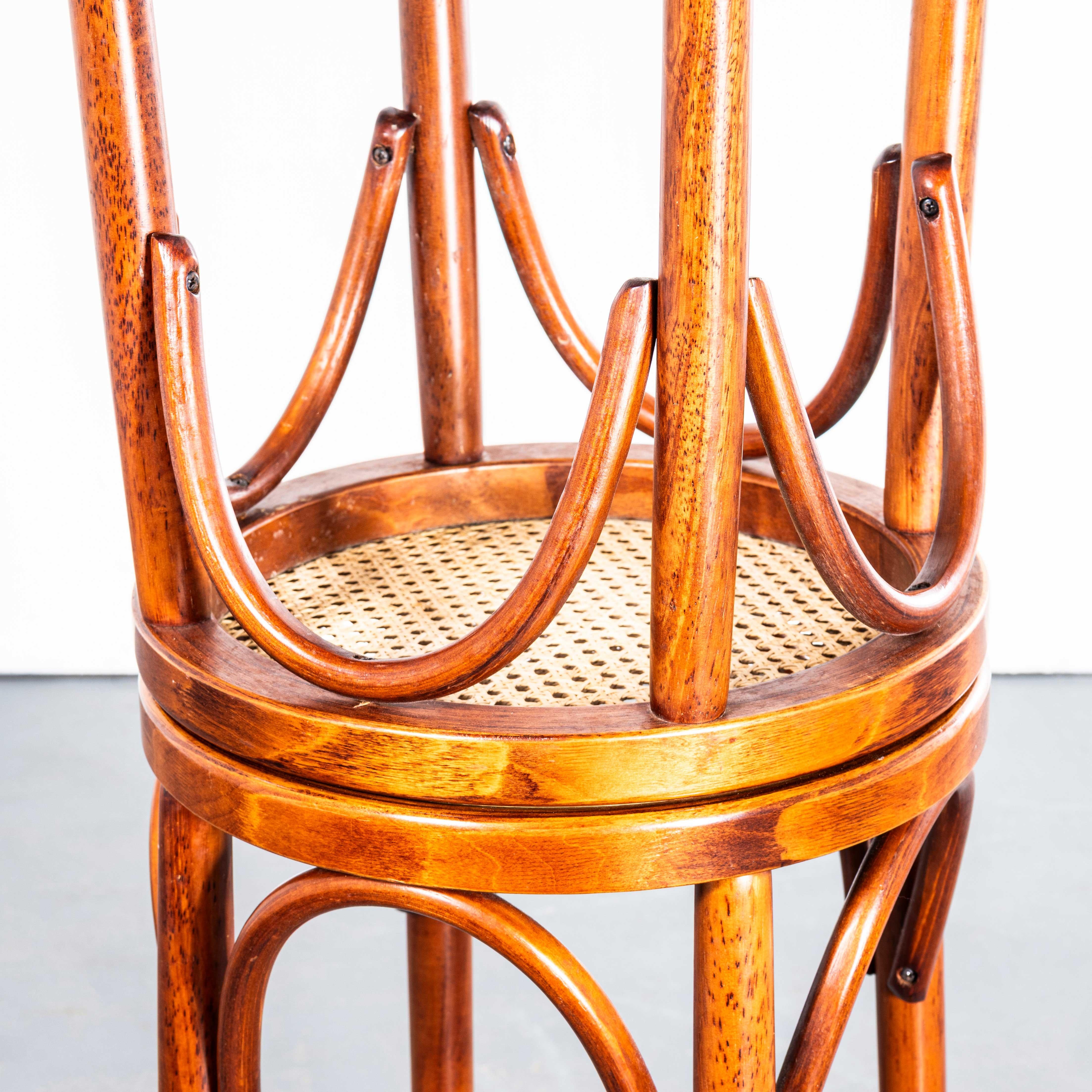 Fin du 20e siècle Paire de tabourets de bar en bois de canne couleur miel foncé des années 1970 en vente