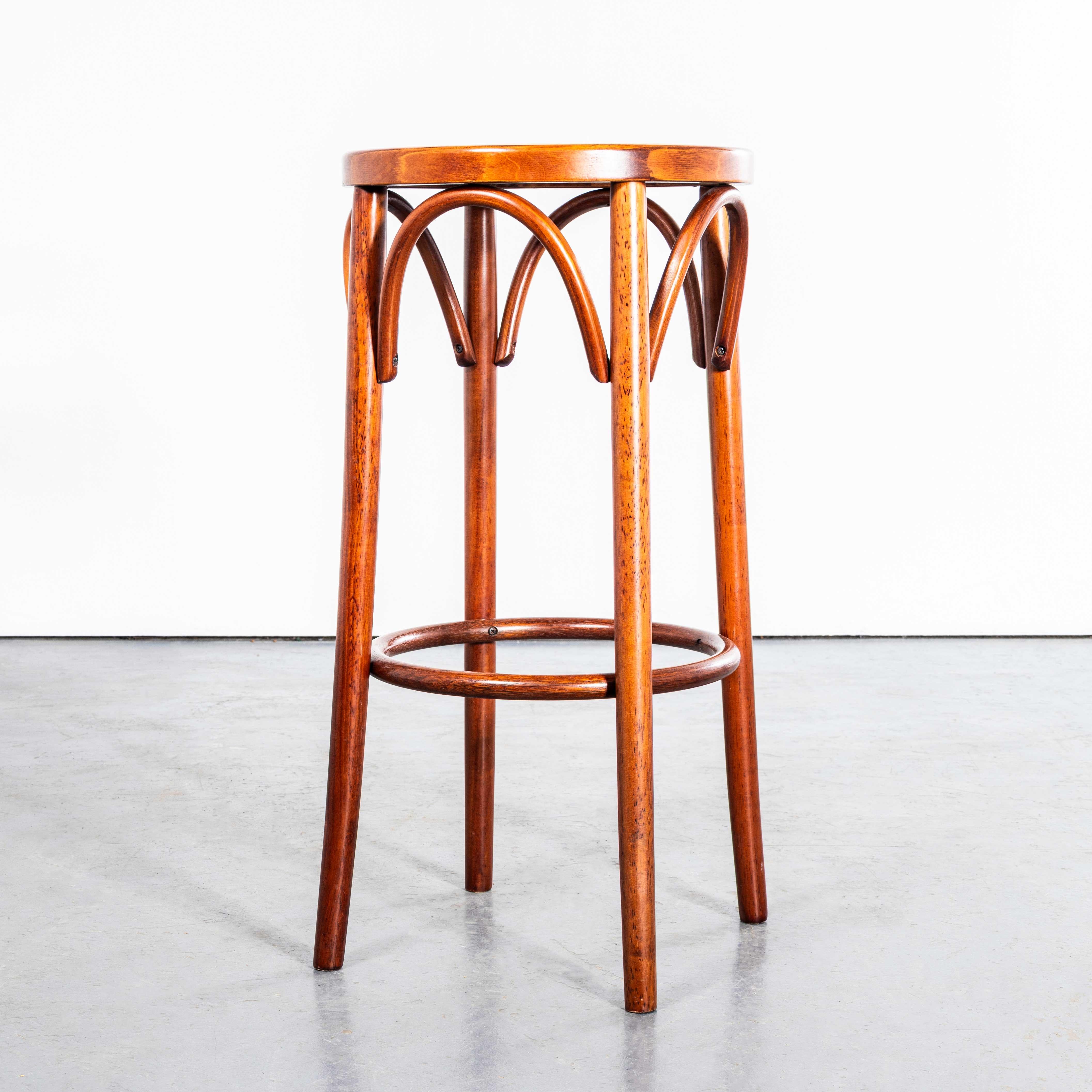 Paire de tabourets de bar en bois de canne couleur miel foncé des années 1970 en vente 1