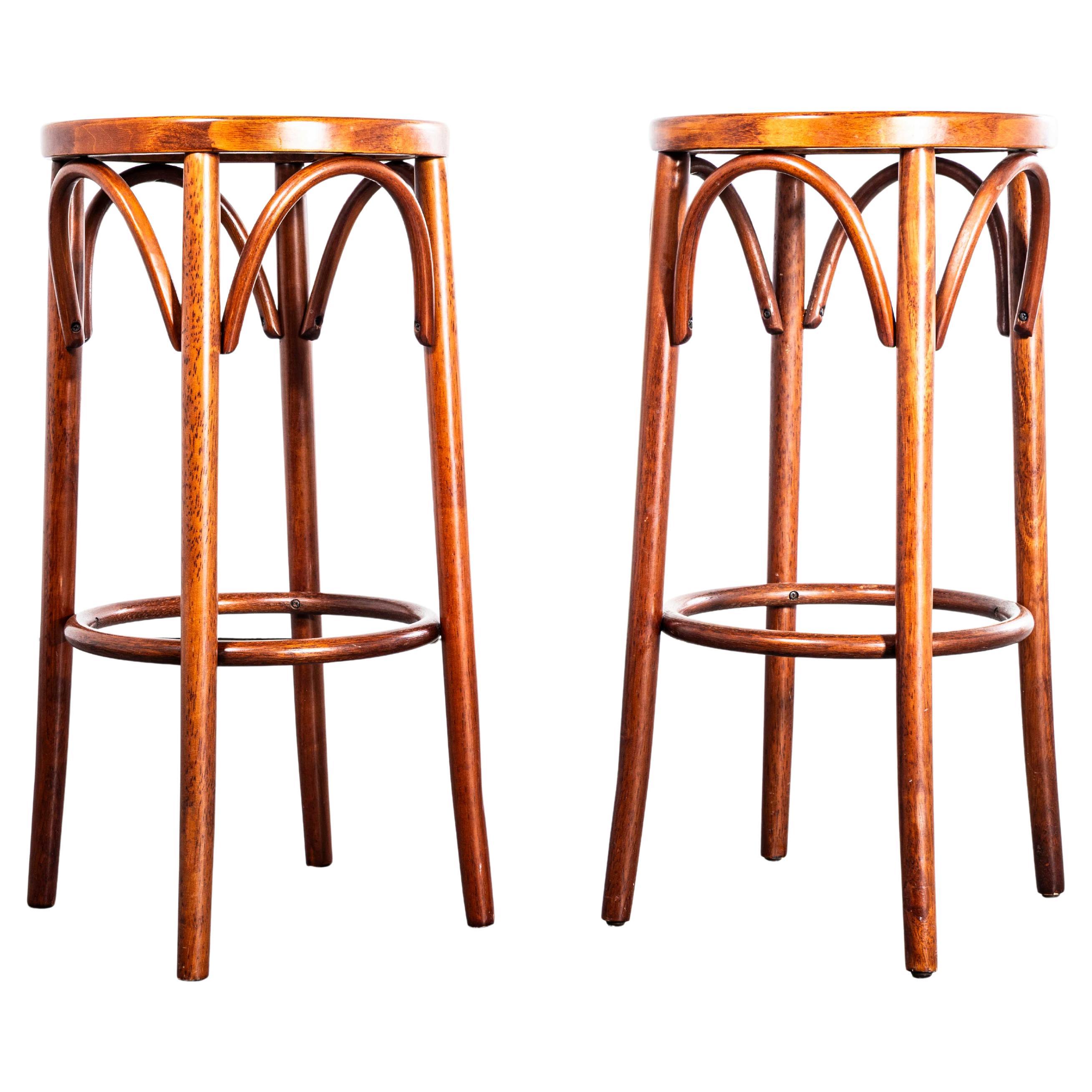 Paire de tabourets de bar en bois de canne couleur miel foncé des années 1970 en vente
