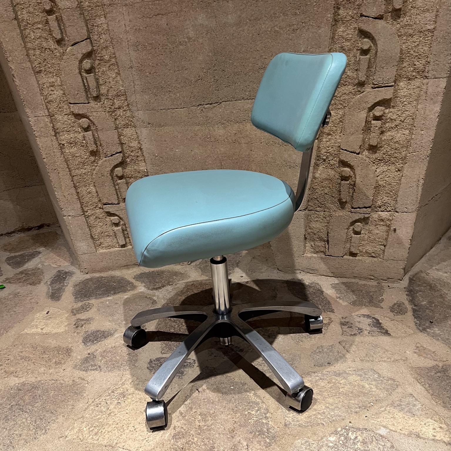 1970s Deluxe Brewer Desk Chair Doctor Stool Del Tube Corp In Good Condition For Sale In Chula Vista, CA