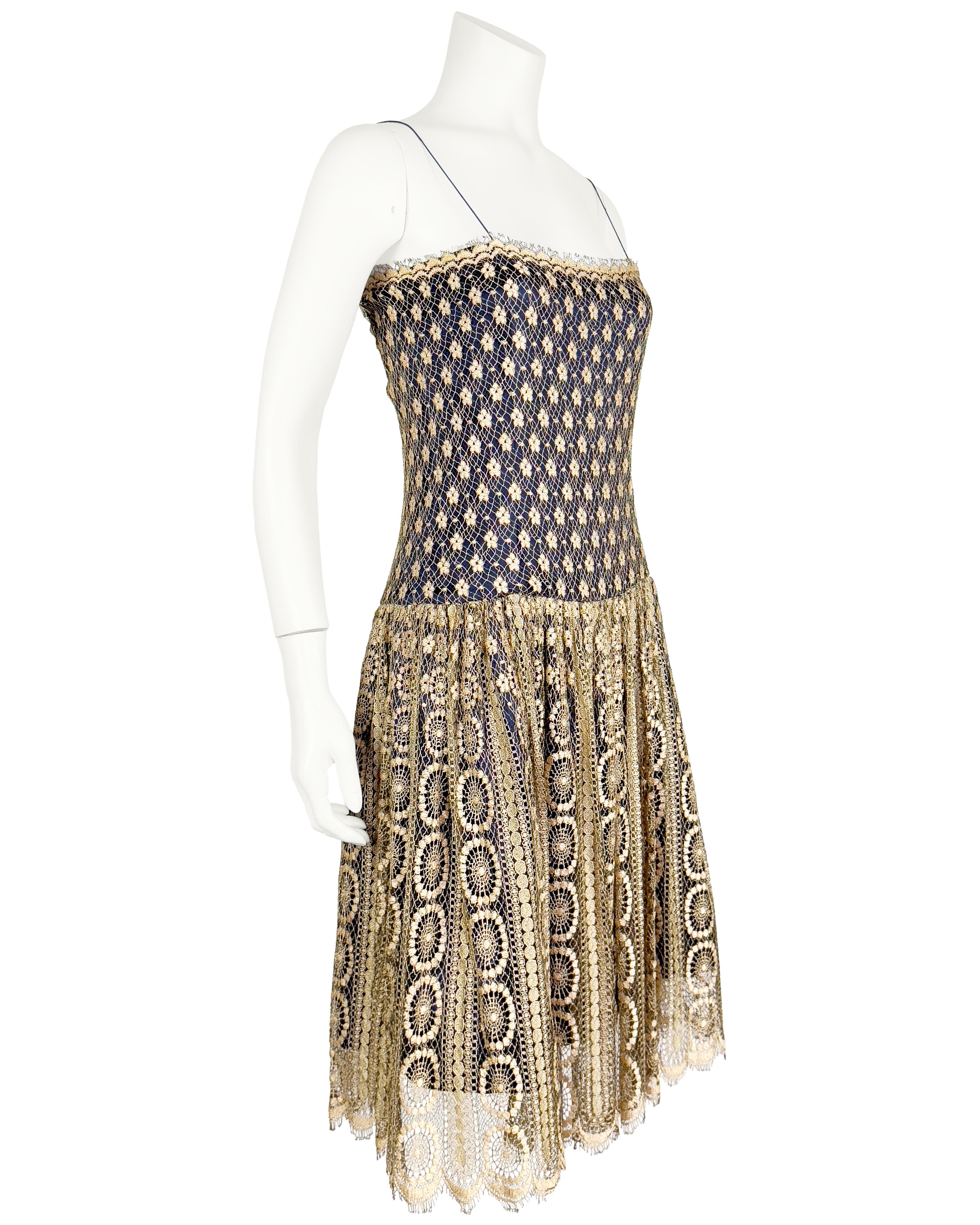 Robe en dentelle dorée délicate des années 1970 sur une robe en soie marine. Conçu et fabriqué à la main par Maggie Reeves, l'une des légendaires designers canadiennes. Sa carrière s'est étalée sur 50 ans, au cours desquels elle a fourni des