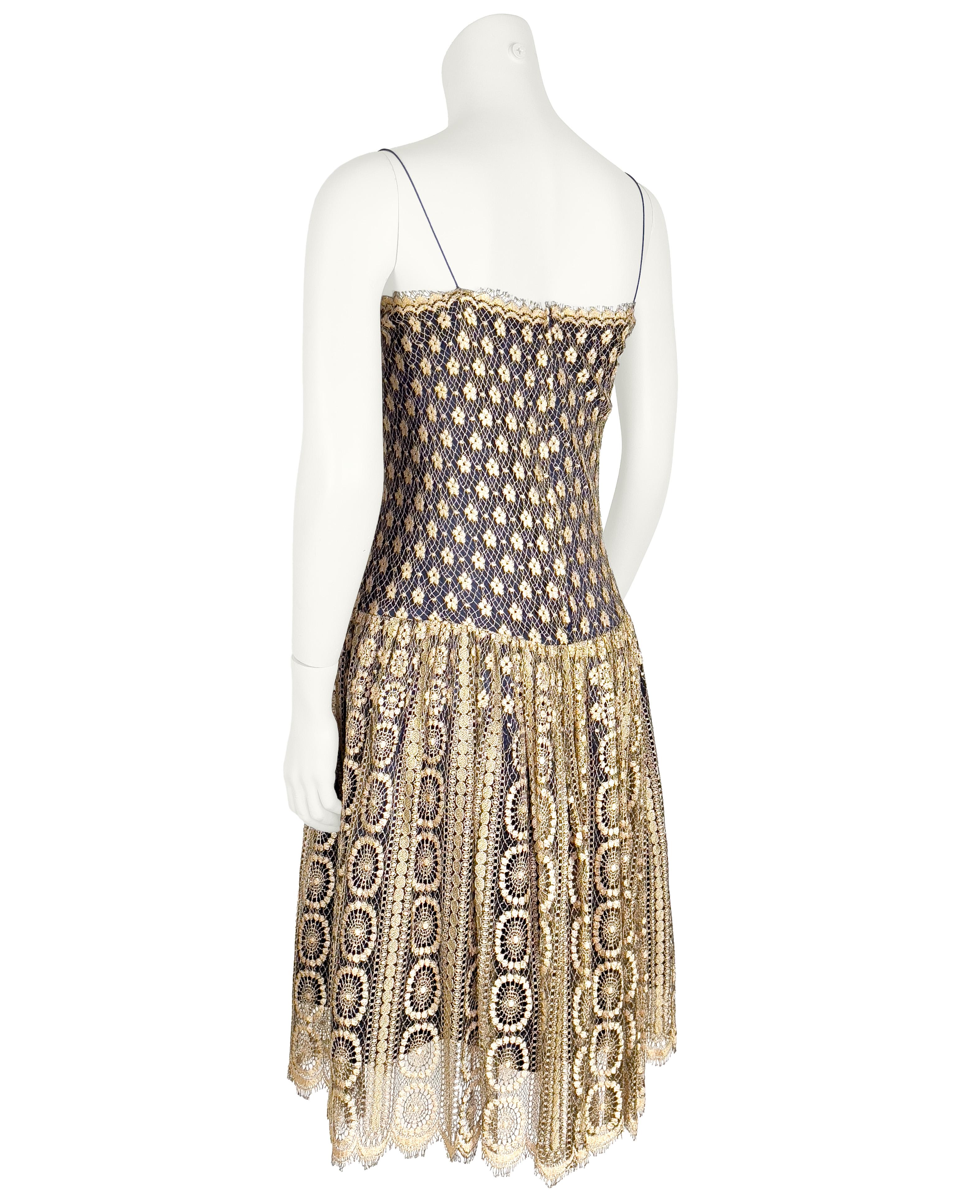 Or Demi Couture 1970 - Robe en dentelle dorée et soie marine en vente