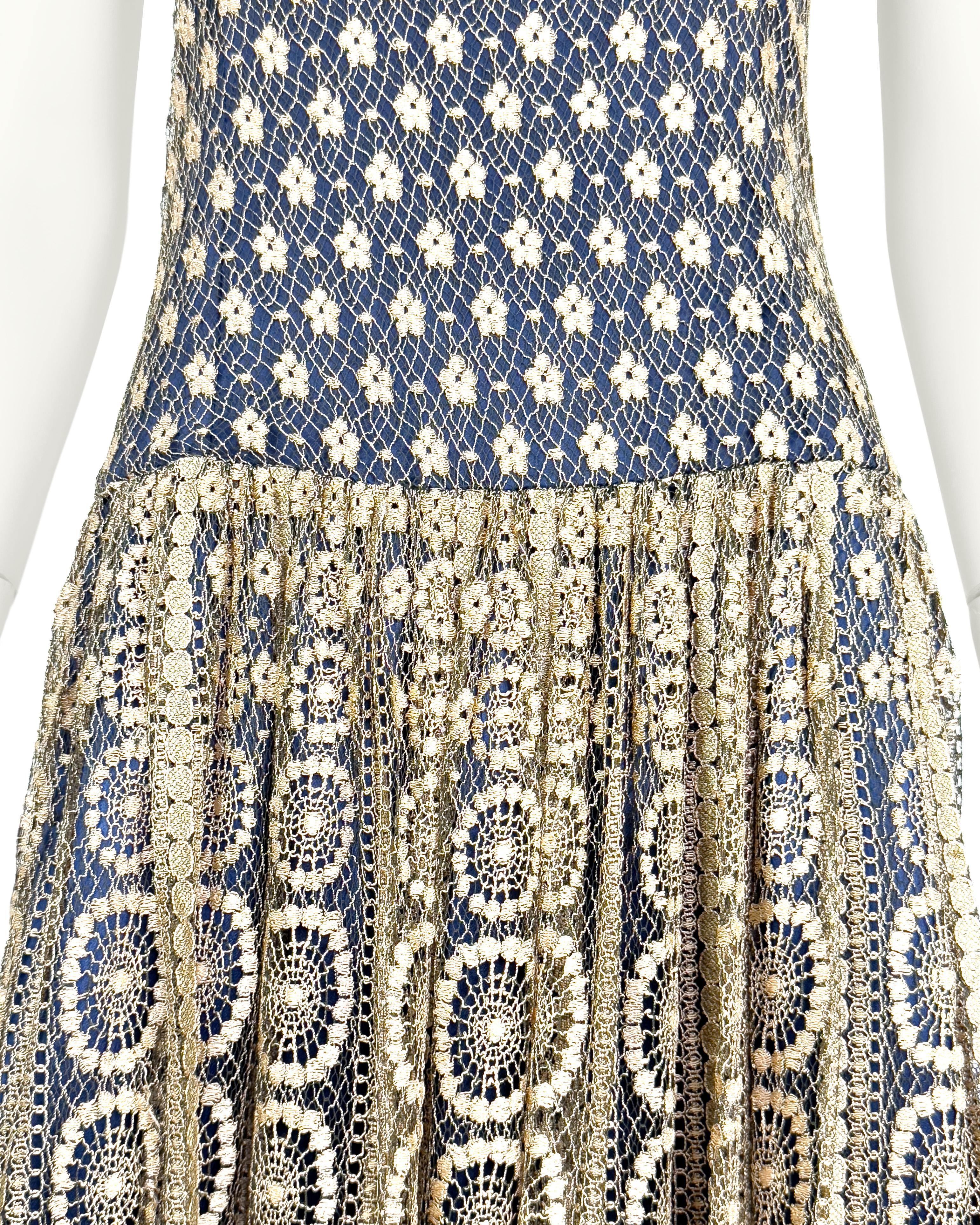 Demi Couture 1970 - Robe en dentelle dorée et soie marine en vente 1