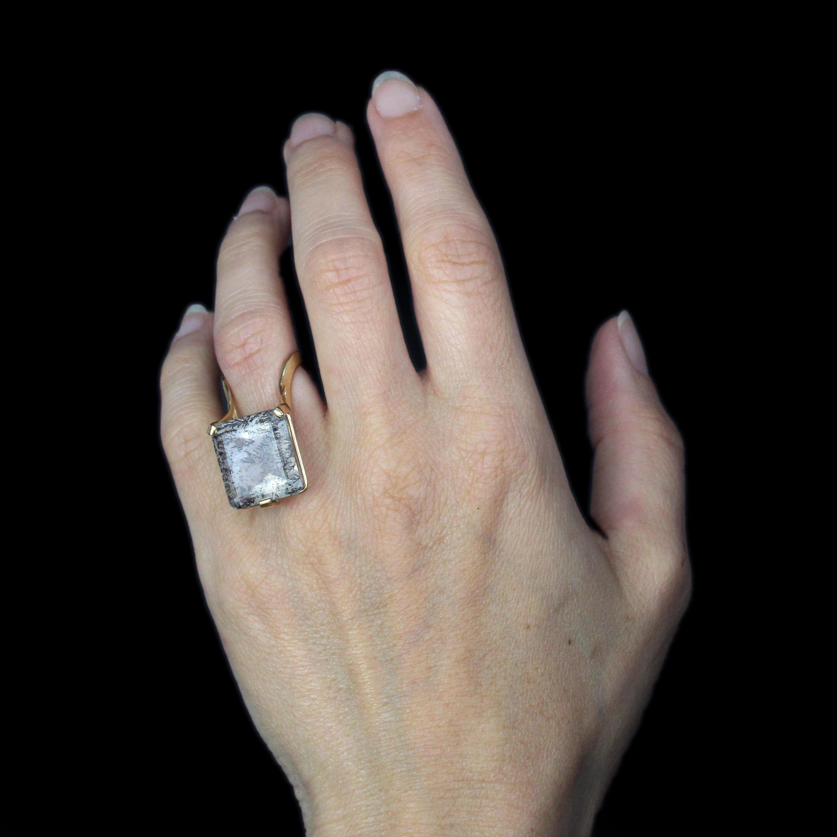 Anillo de cóctel de oro amarillo de 18 quilates con cuarzo dendrítico de los años 70 Corte esmeralda en venta