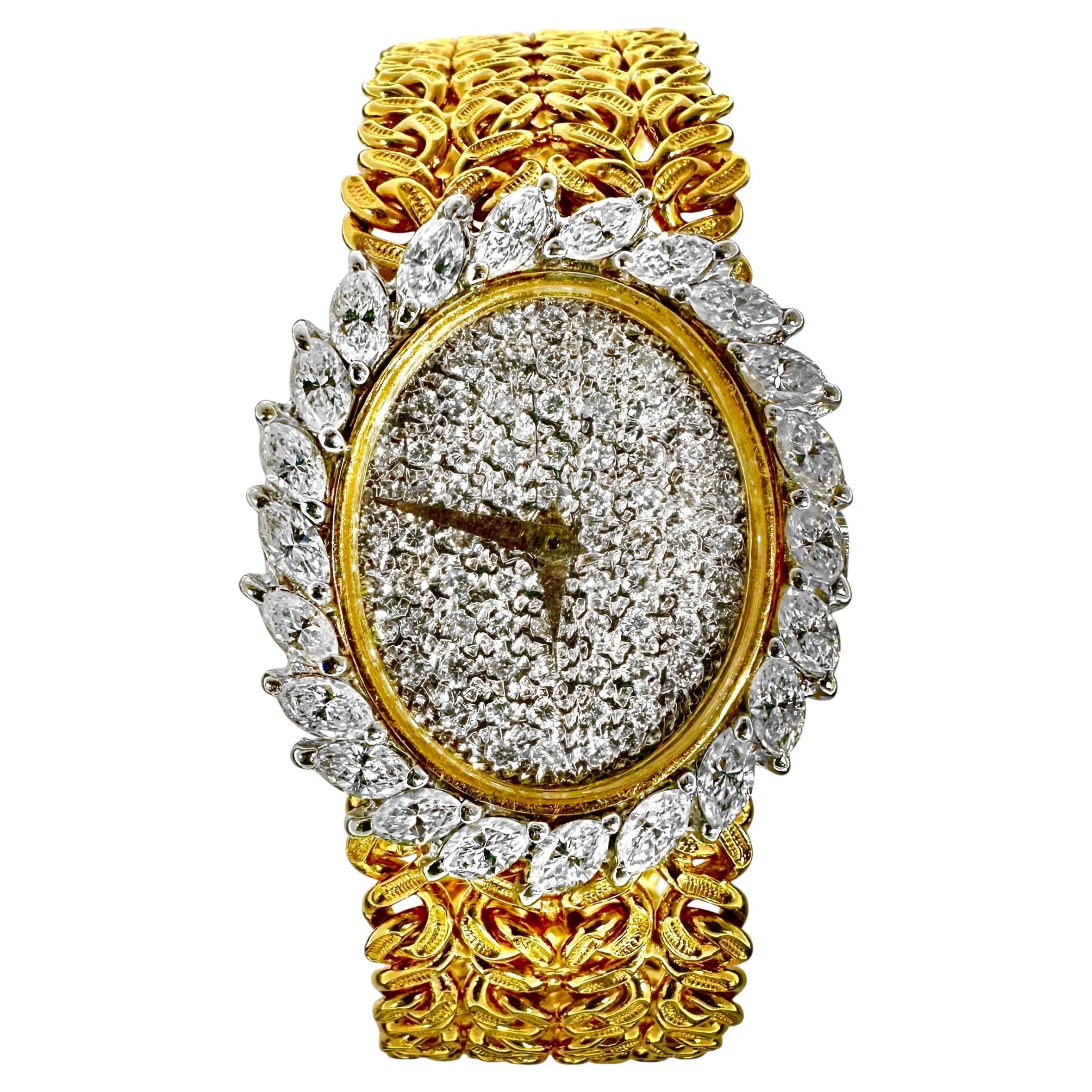 Cette montre-bracelet pour dames est un exemple emblématique du design des années 1970. Avec une grande tête ovale verticale entourée d'un chaton composé d'une seule ligne de diamants marquise et d'un anneau à la texture complexe, ce bijou est
