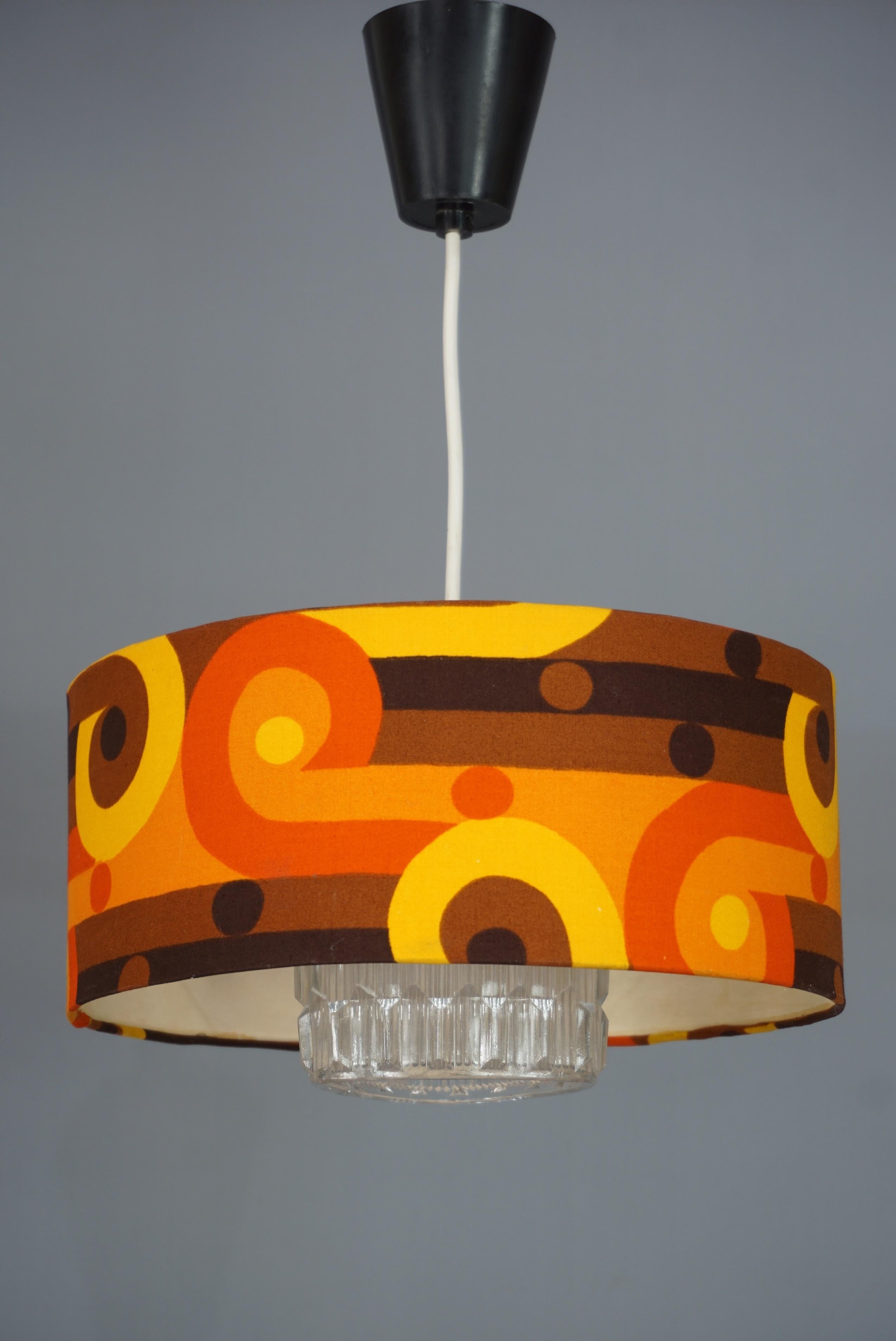 Sculpted glass and psychedelic fabric for this chandelier in total retro and 1970s look.