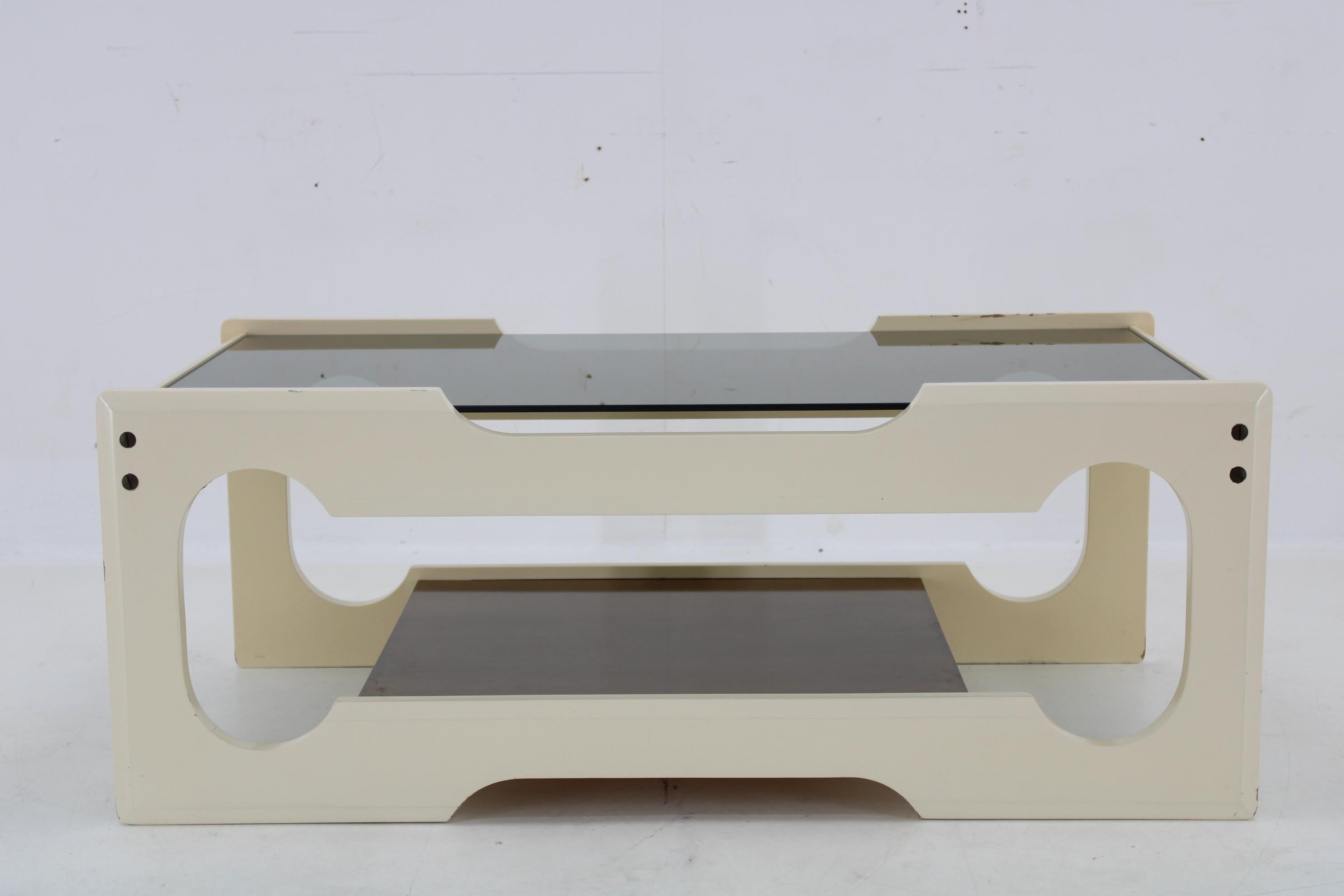 - Glas und lackiertes Holz
- Guter Originalzustand mit geringen Gebrauchsspuren