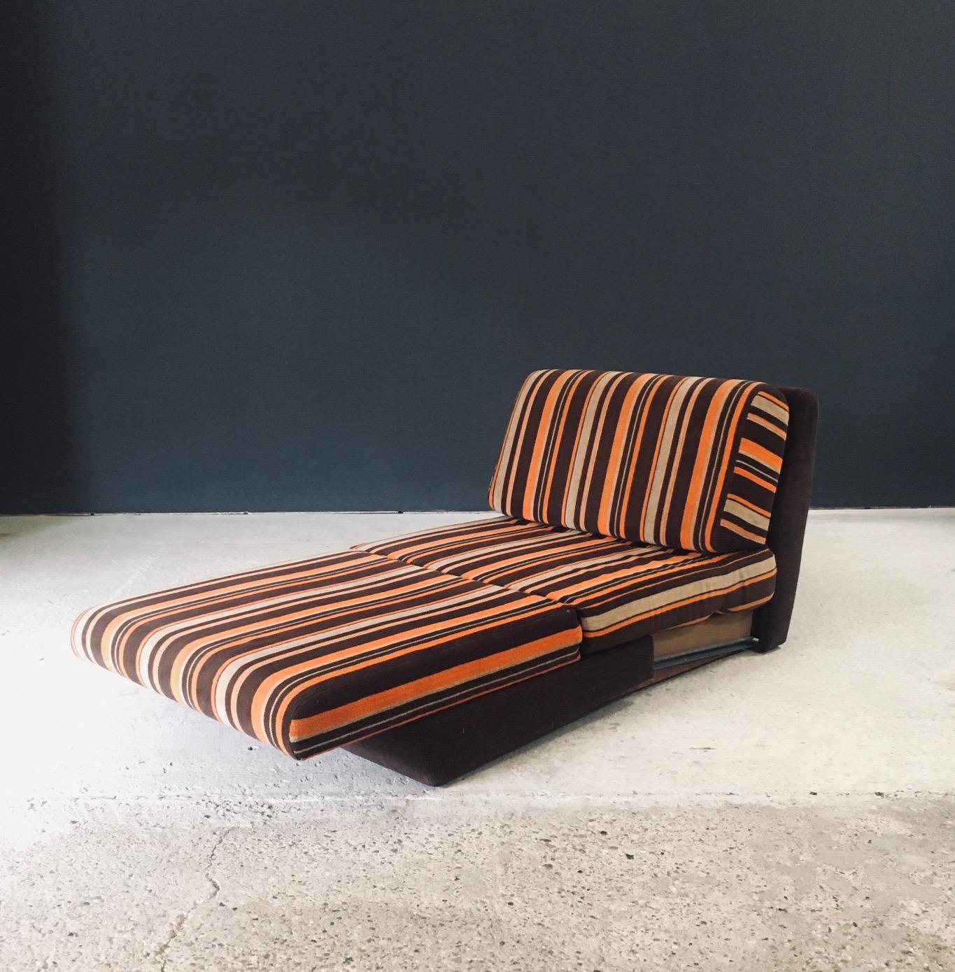 1970's Design Fold Out Extendable Lounge Chair in vendita 4