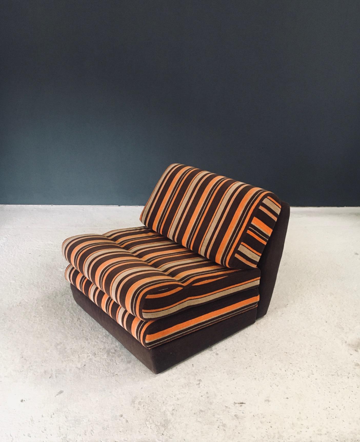 Vintage Midcentury Design Fold Out Extendable Lounge Chair / Daybed. Made in Belgium, 1970's period. Striped orange / brown fabric on extandable frame. This comes in very good, all original condition. Measures as lounge chair: 72,5cm x 78cm x 90 -