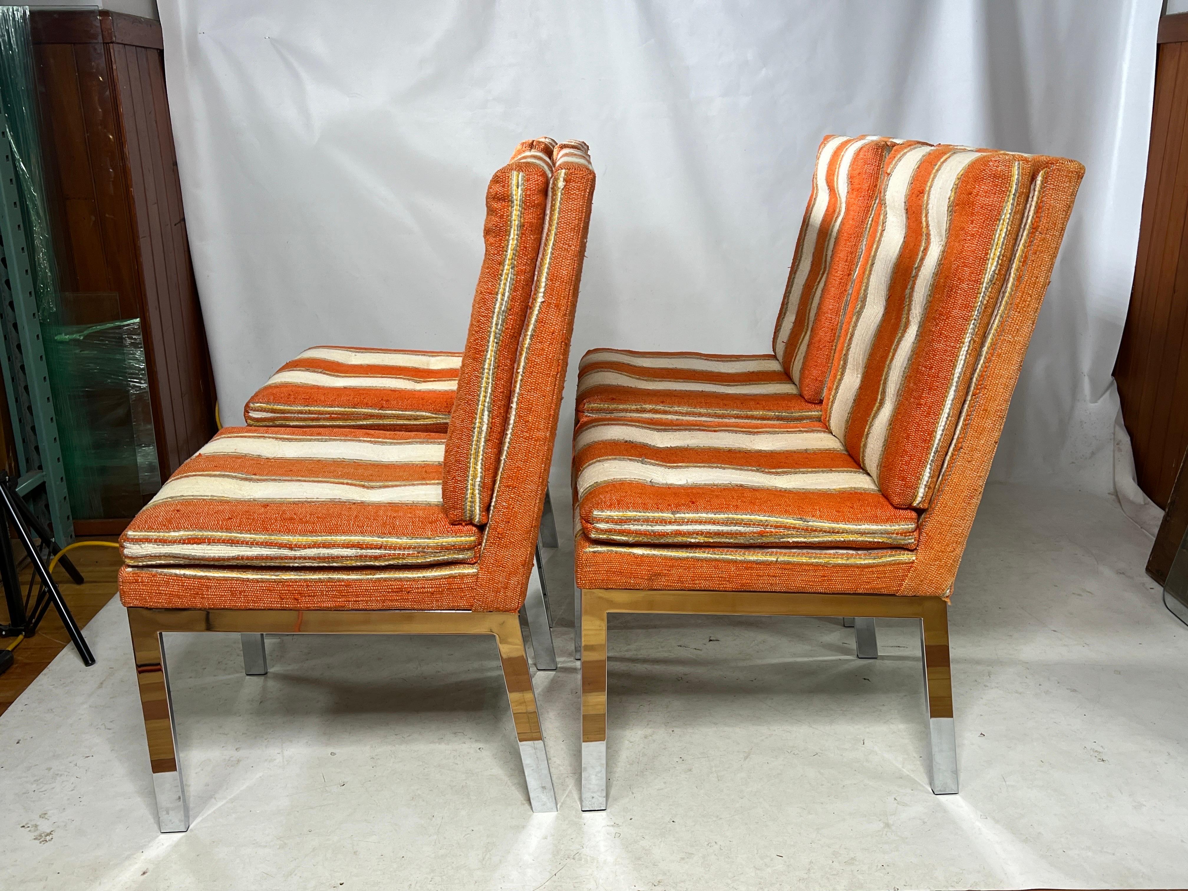 Voici un fantastique ensemble de quatre chaises de salle à manger Parsons vintage qui exsudent à la fois le style et la qualité. Ces chaises ne sont pas seulement très à la mode, elles sont aussi impeccablement fabriquées