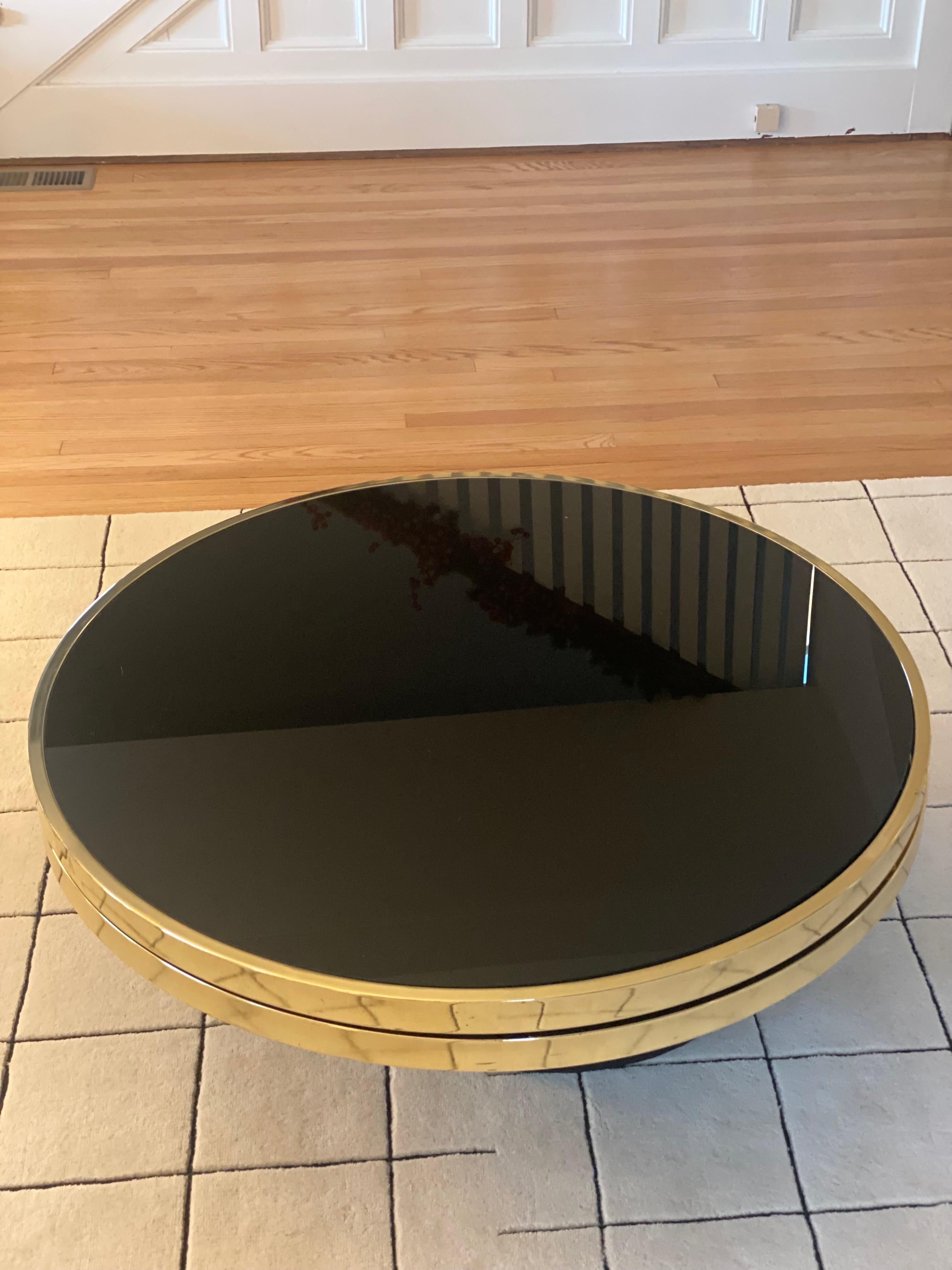 Tissu 1970 Design Institute of America Table basse pivotante en verre noir et laiton en vente