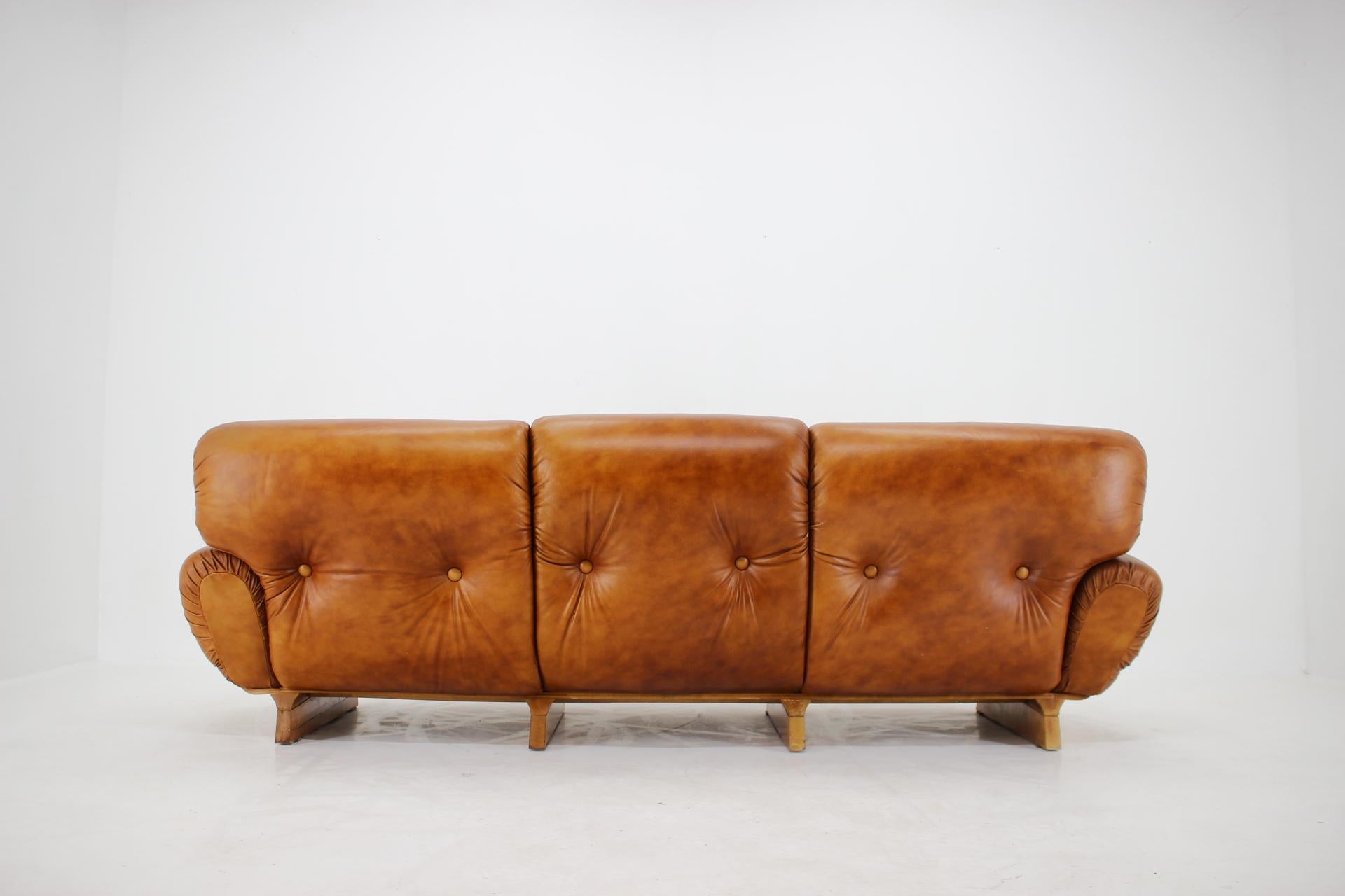 1970s Design Italian 3-Seater Sofa in Wood and Cognac Leather In Good Condition In Praha, CZ