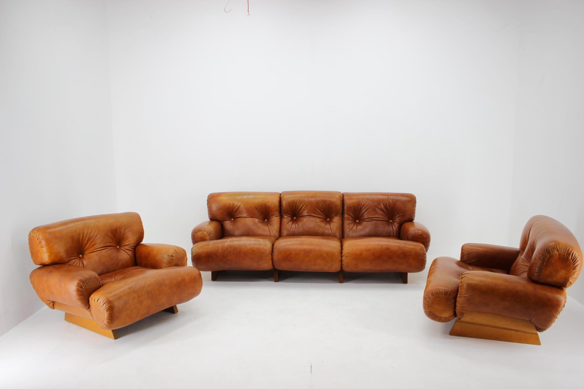 Mid-Century Modern 1970s Design Italian Armchairs and 3-Seater Sofa in Wood and Cognac Leather
