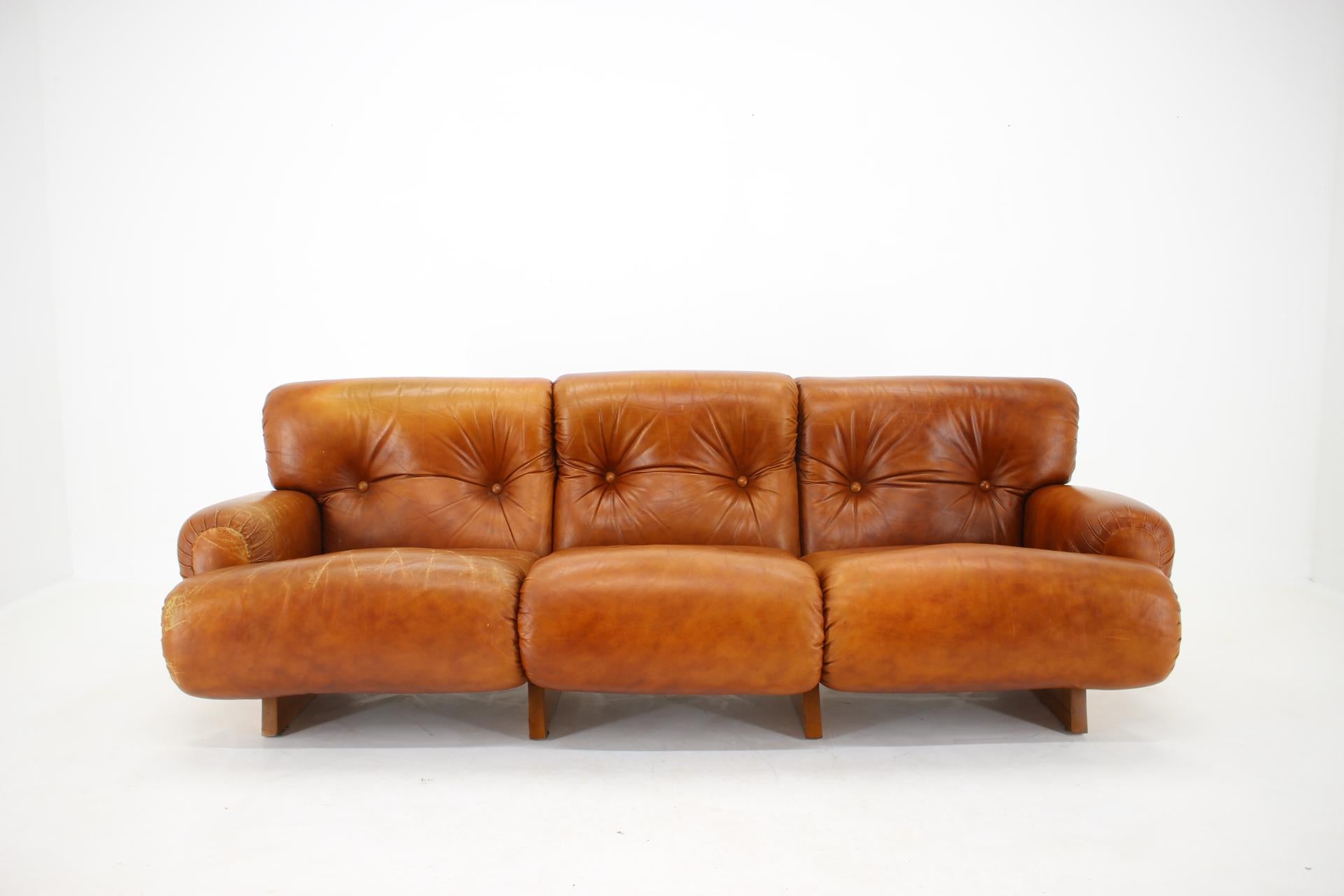 1970s Design Italian Armchairs and 3-Seater Sofa in Wood and Cognac Leather In Good Condition In Praha, CZ